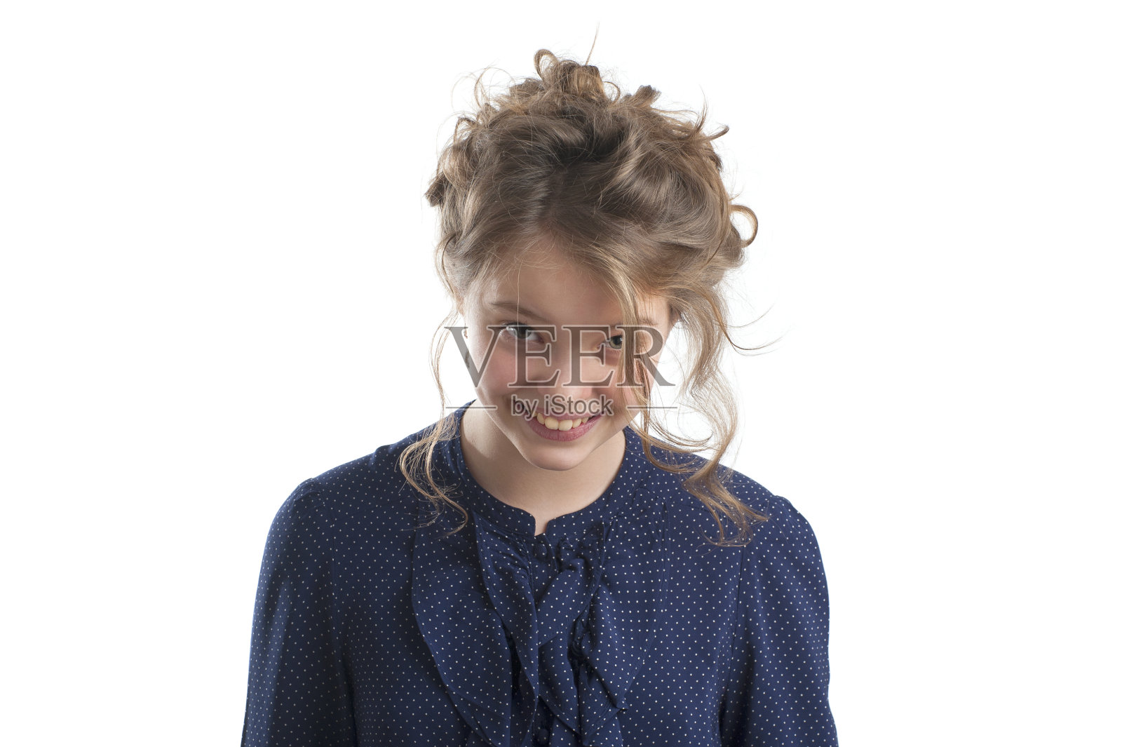 一个可爱的小女孩的肖像。照片摄影图片