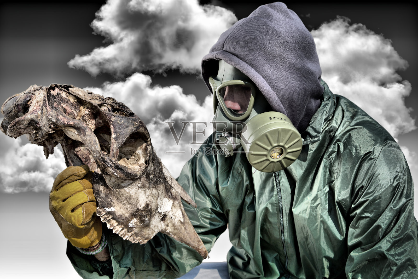 戴着防毒面具的人看着动物骨架照片摄影图片
