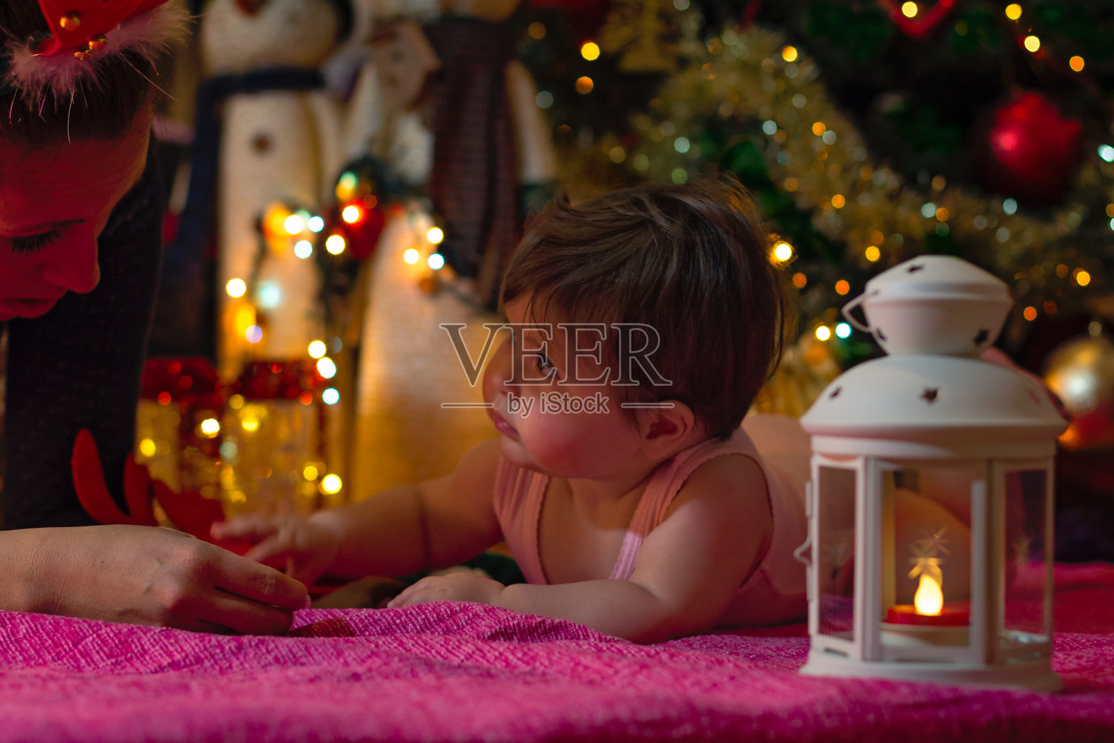 可爱的小女孩看着她的妈妈照片摄影图片