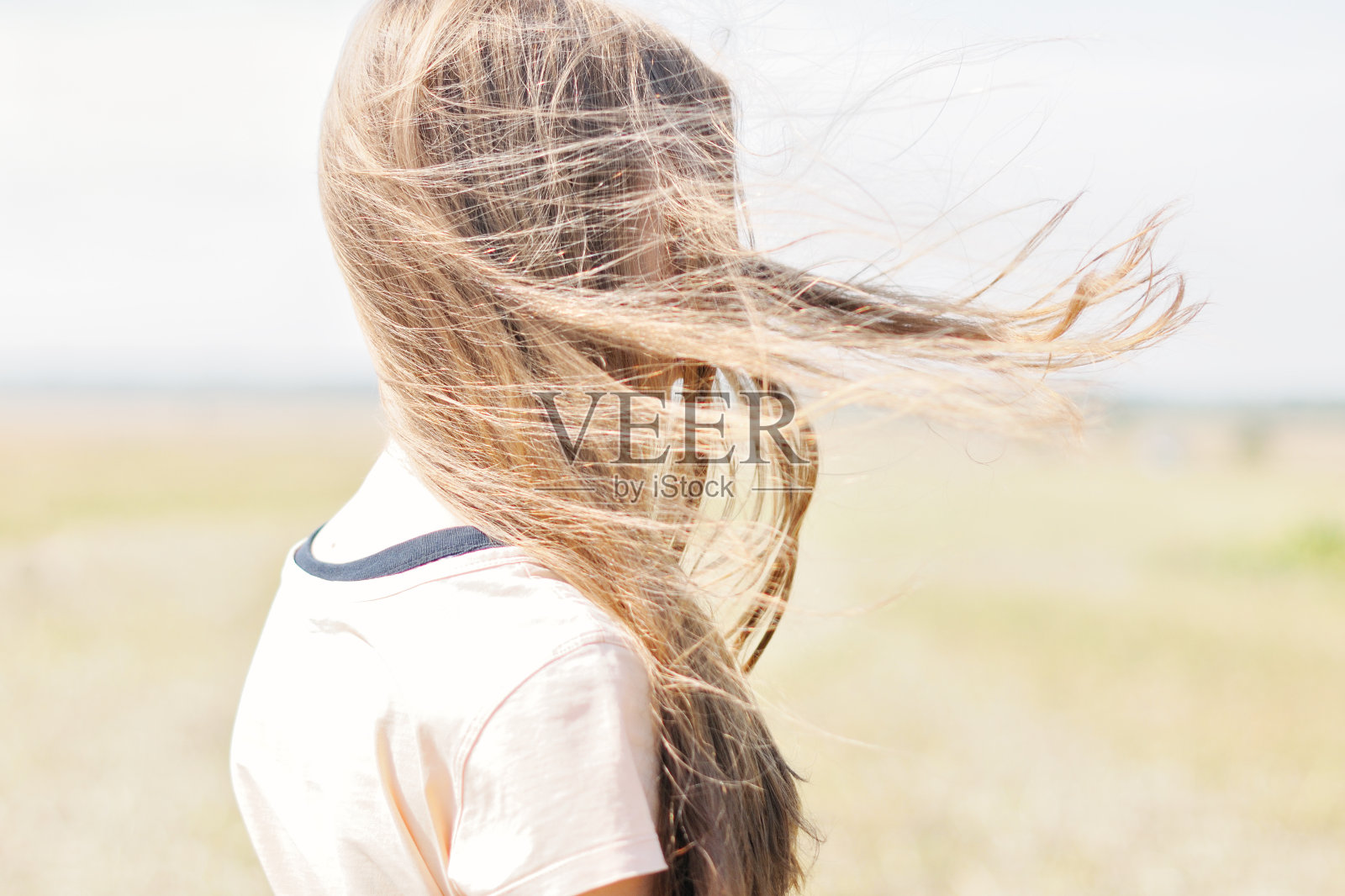 风吹动少女的头发照片摄影图片