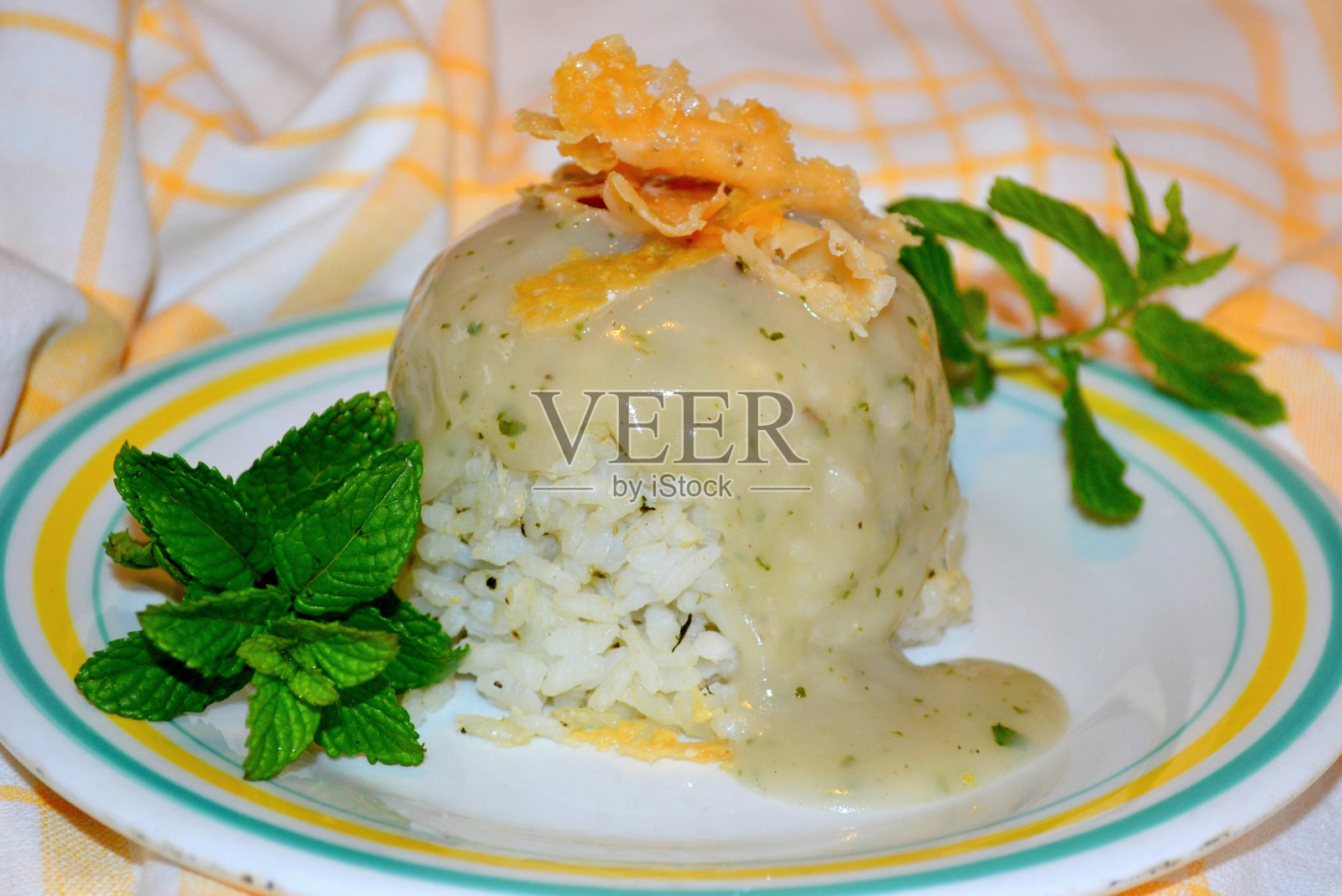 米饭和洋蓟砂锅照片摄影图片