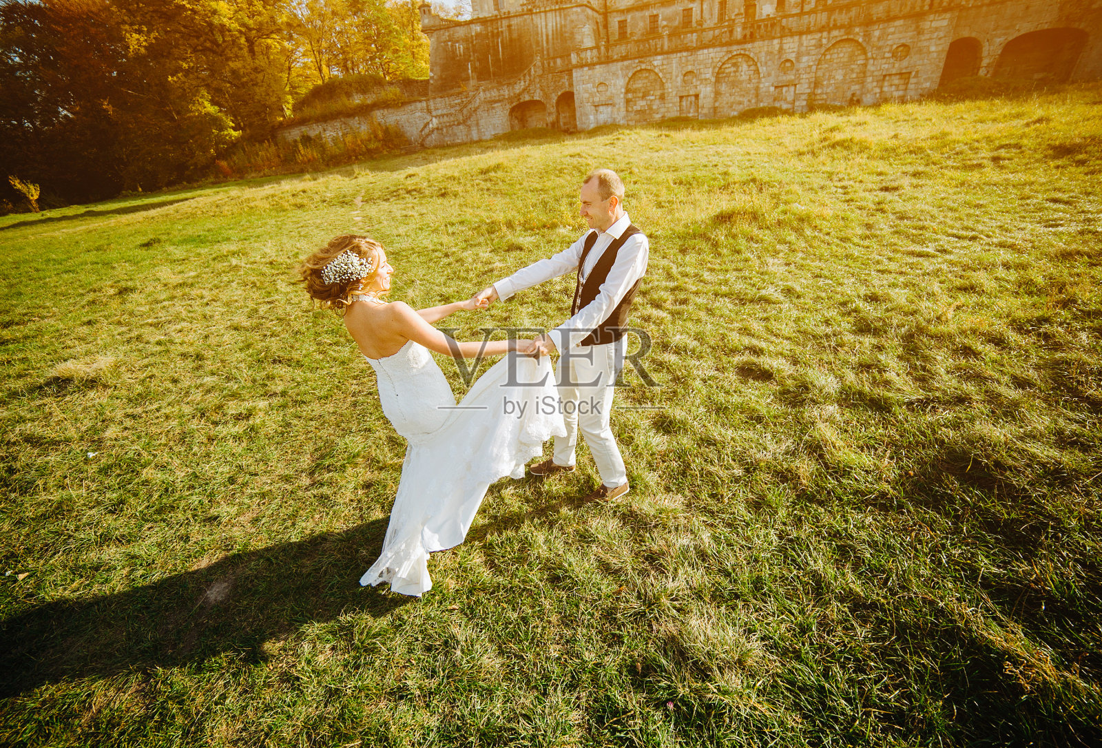 美丽的夫妇在玩照片摄影图片