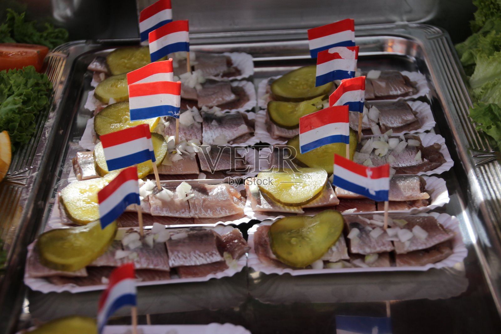 新鲜的鲱鱼配酸黄瓜。照片摄影图片