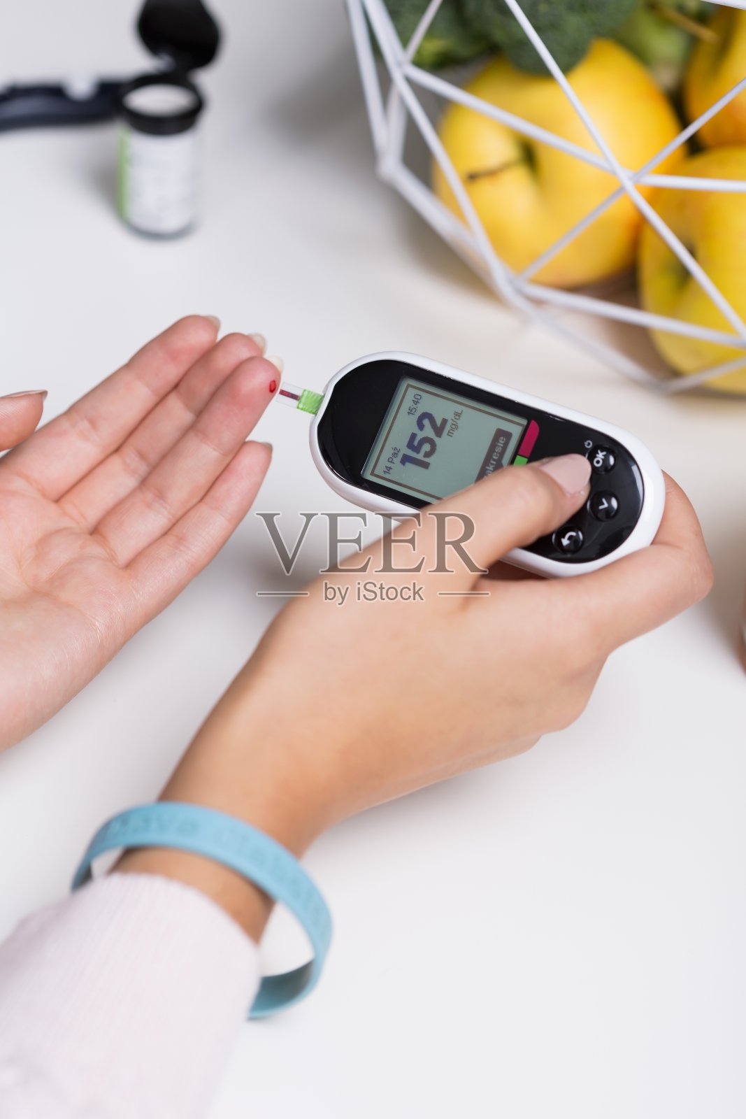 控制葡萄糖浓度的女人照片摄影图片