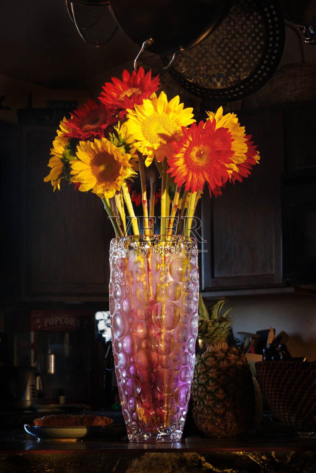 厨房里的向日葵照片摄影图片