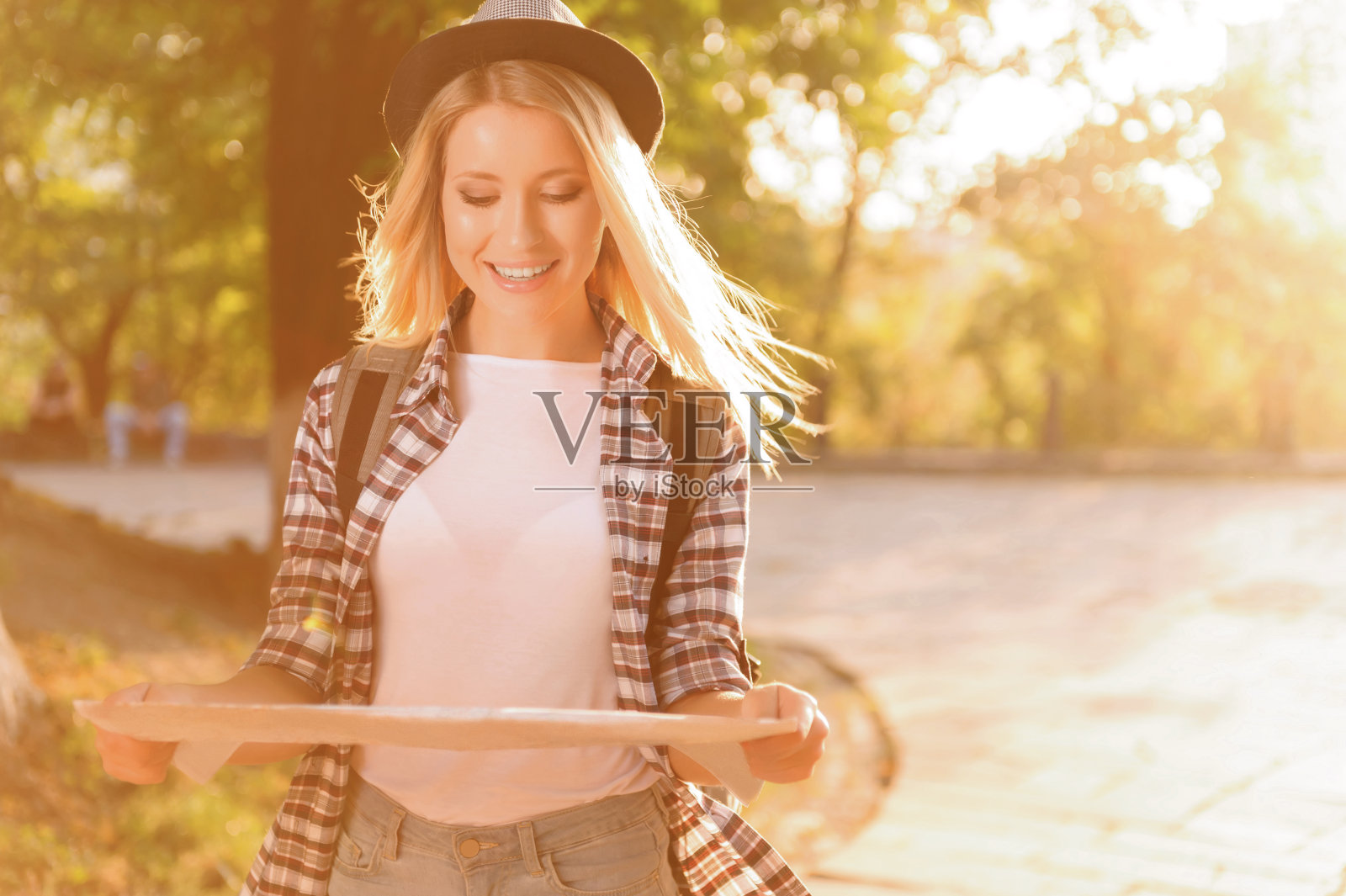 兴高采烈的女孩拿着地图照片摄影图片