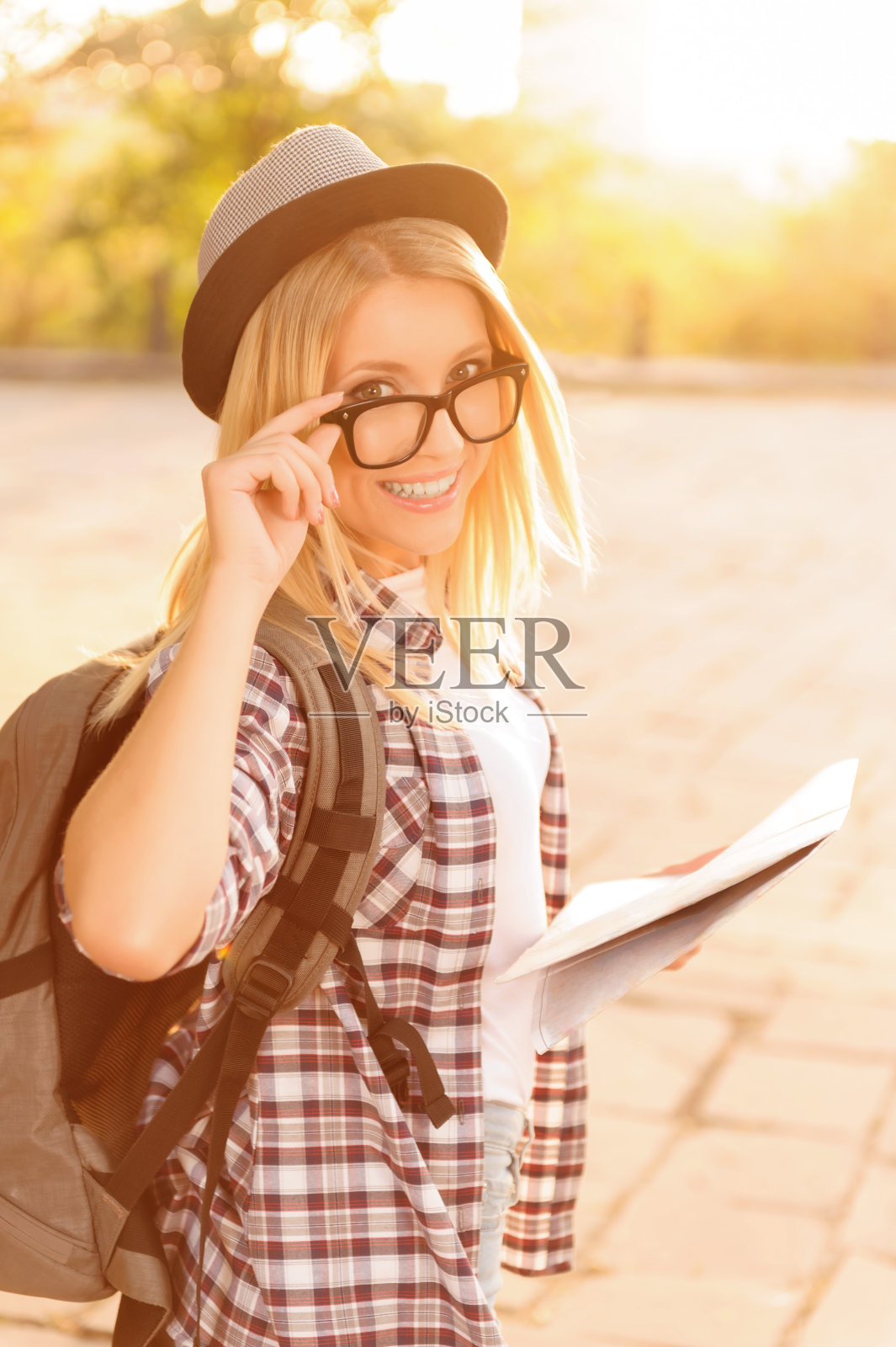 兴高采烈的女孩拿着地图照片摄影图片