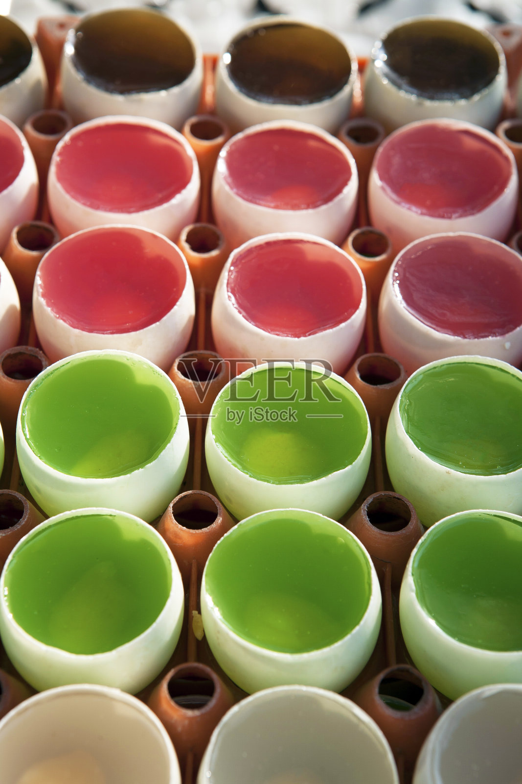 蛋壳里五颜六色的果冻照片摄影图片