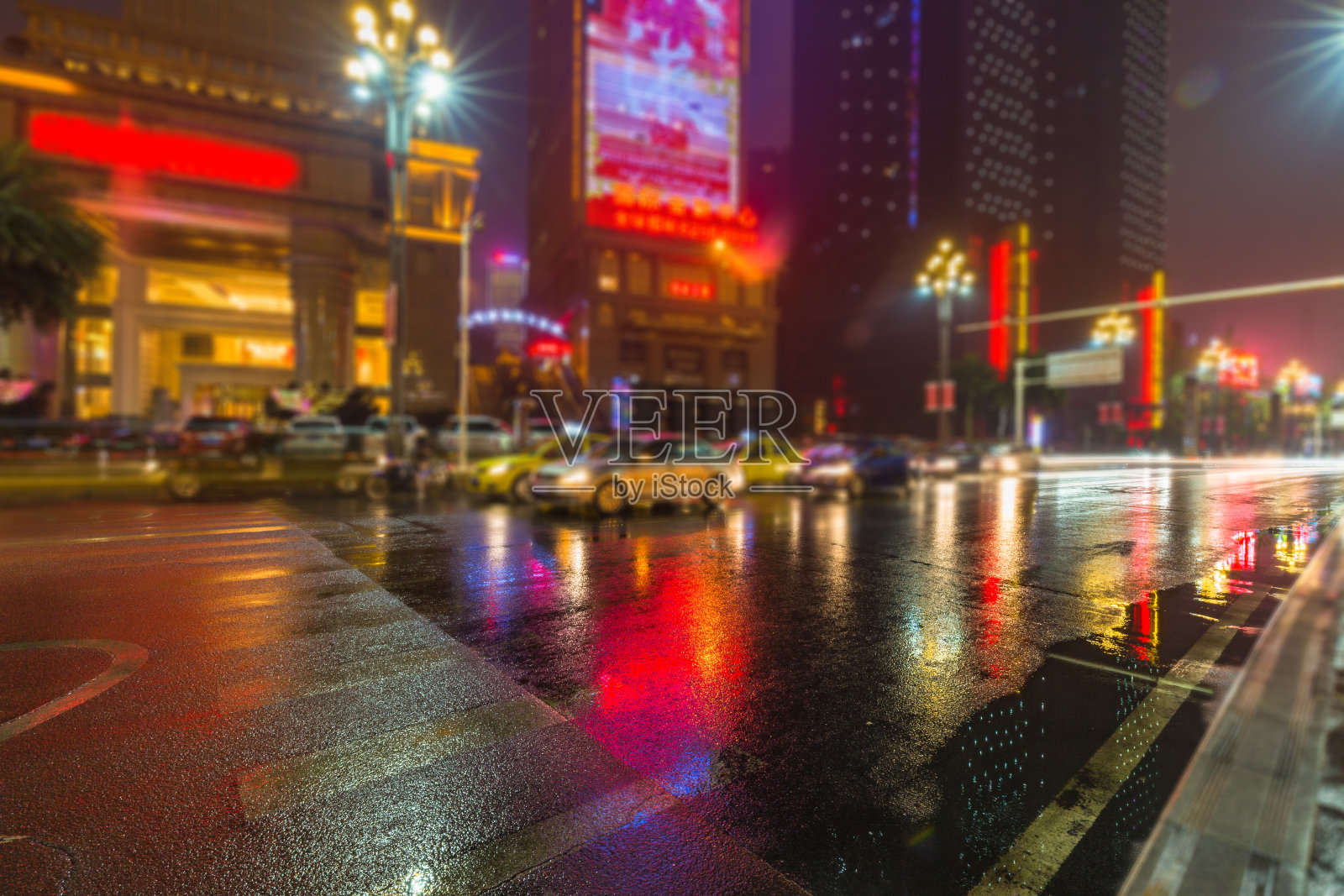 夜晚，红灯亮着的汽车停下来照片摄影图片