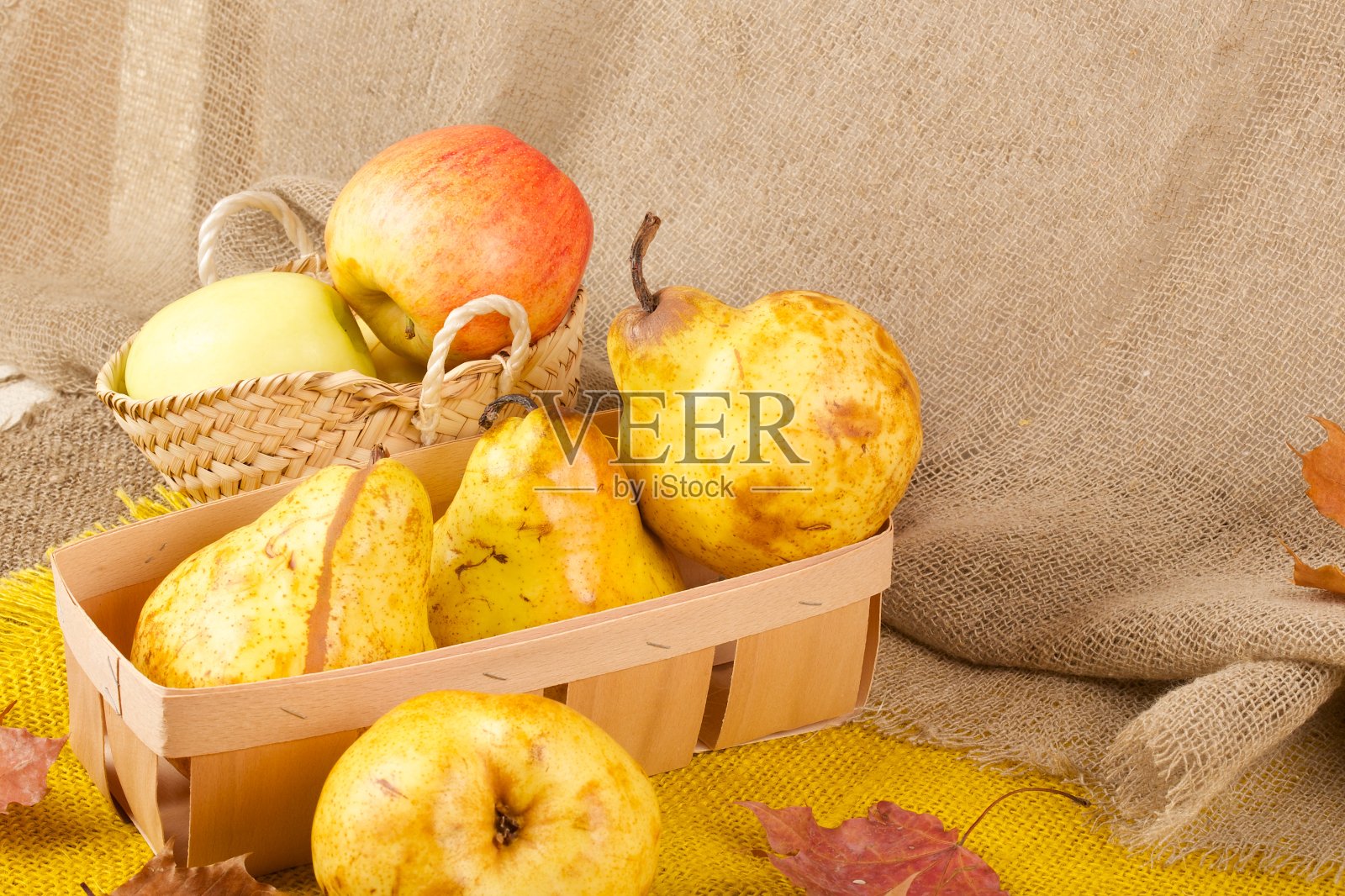 黄色梨和粉色苹果照片摄影图片