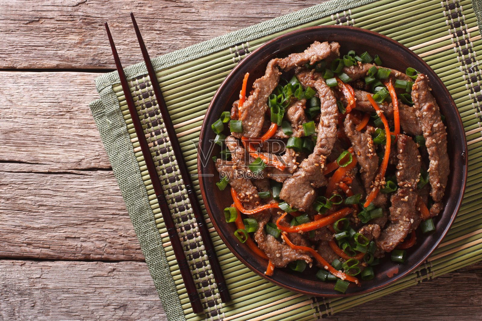 芝麻炒亚洲韩式牛肉片。水平照片摄影图片