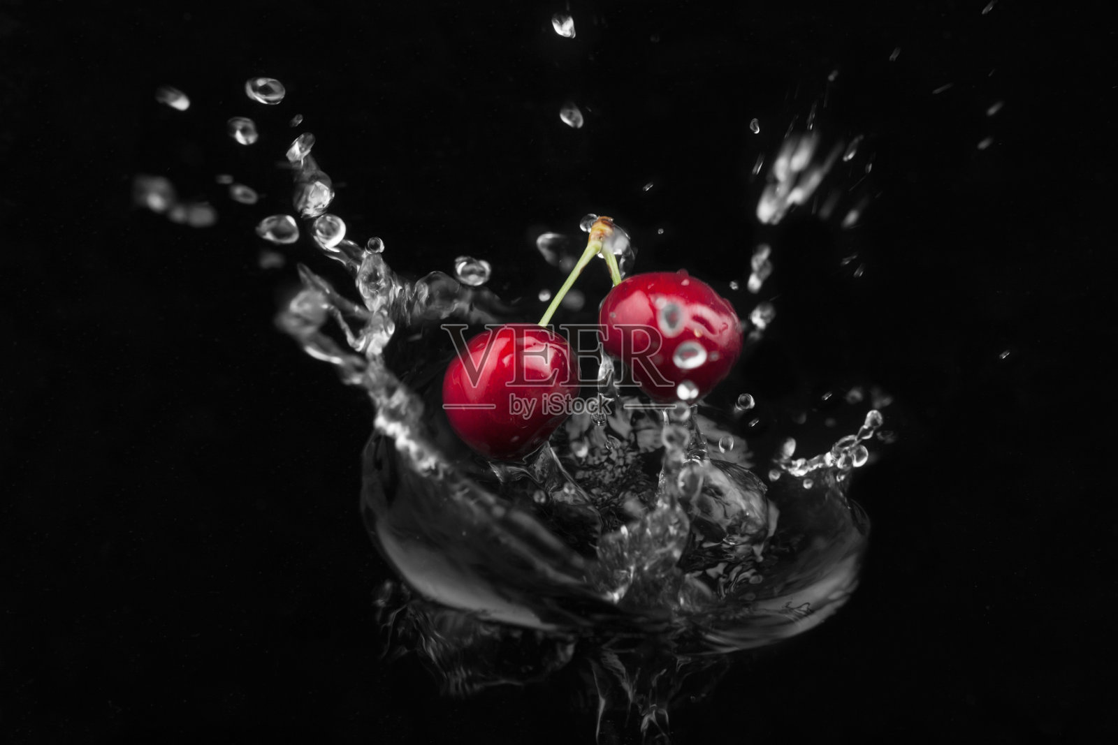 樱桃落入水中照片摄影图片