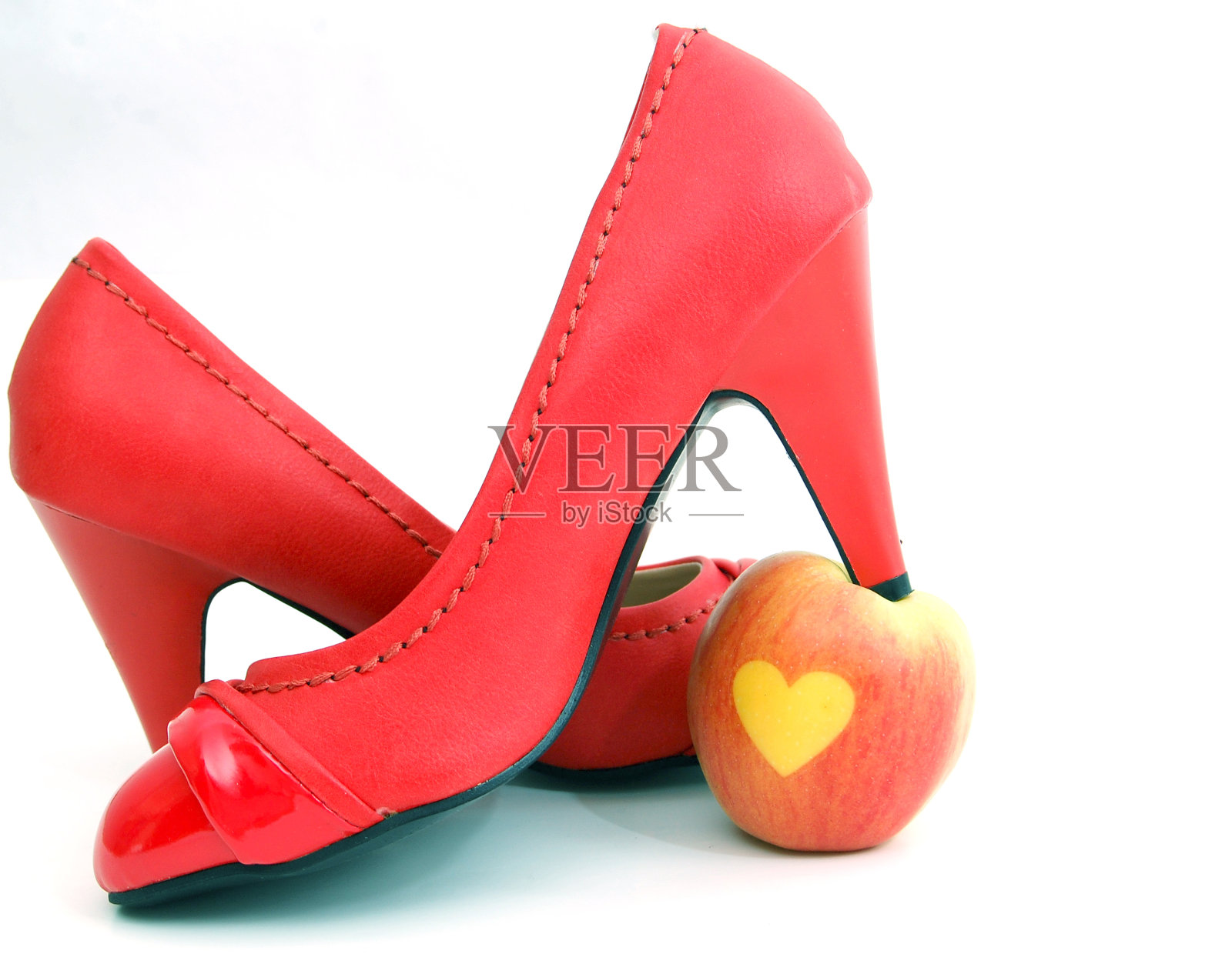 白色背景上的红色女鞋。照片摄影图片