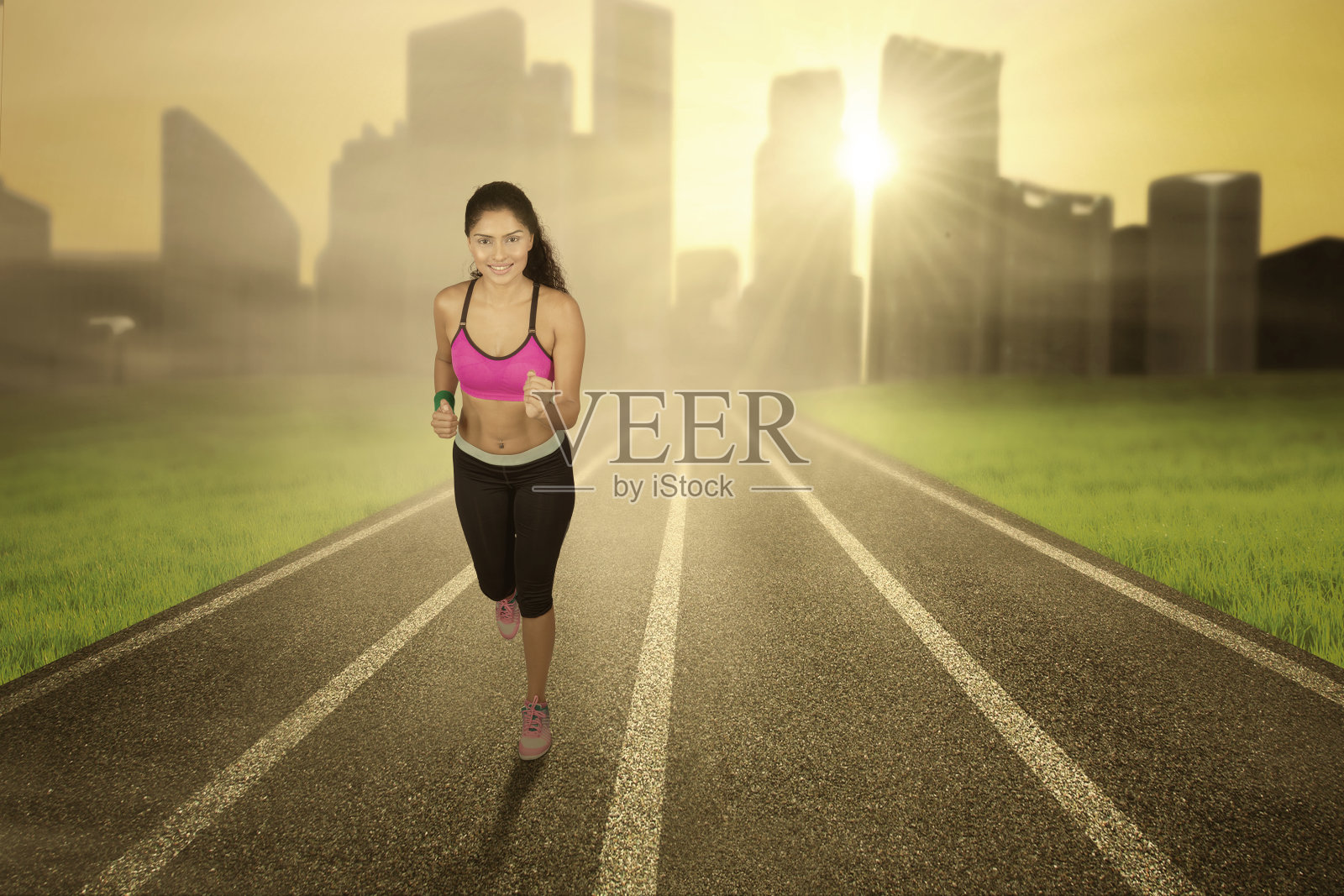 女人在路上锻炼照片摄影图片