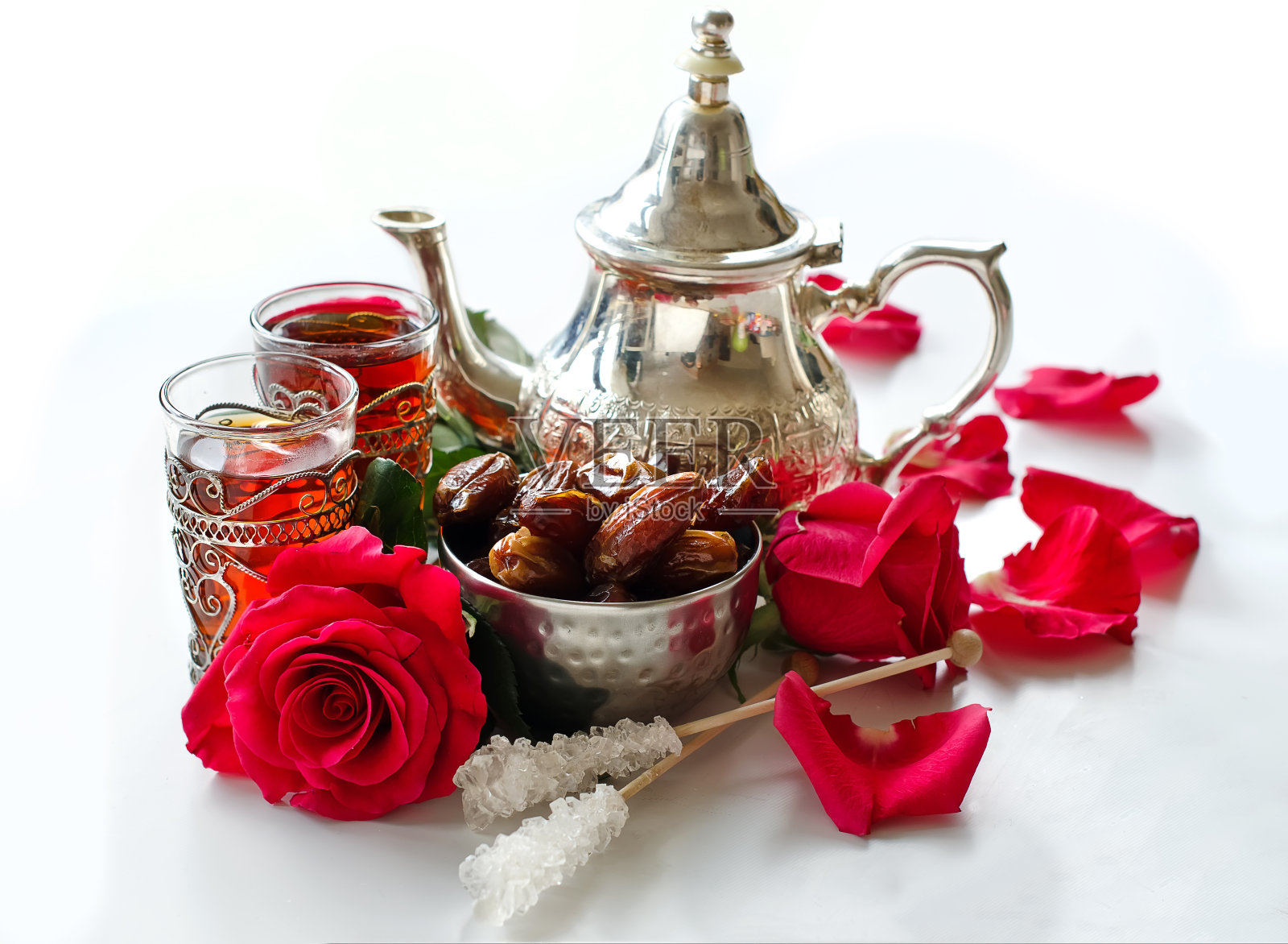传统阿拉伯茶与金属茶壶和枣照片摄影图片