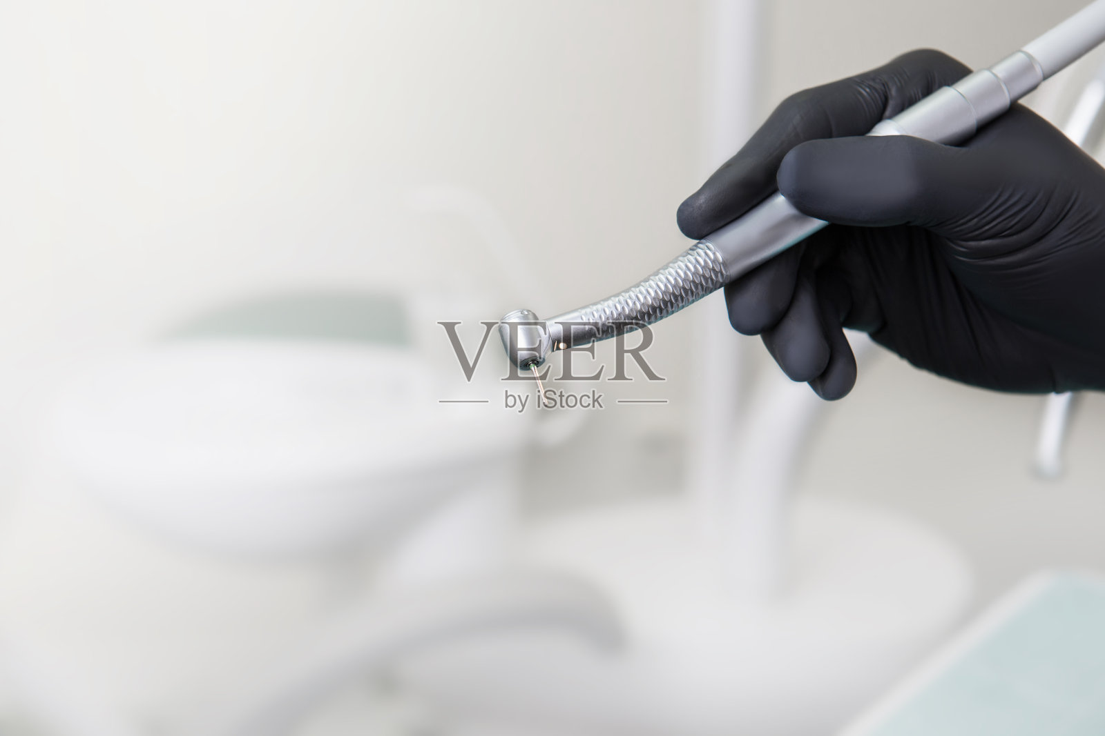 医生手持牙医工具照片摄影图片