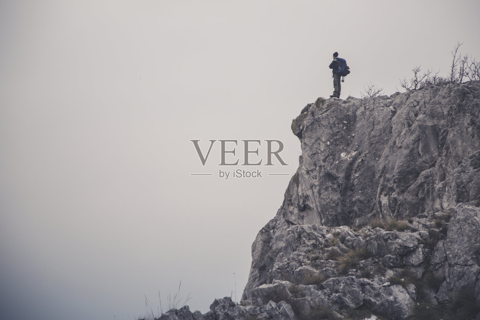 山顶的登山者照片摄影图片