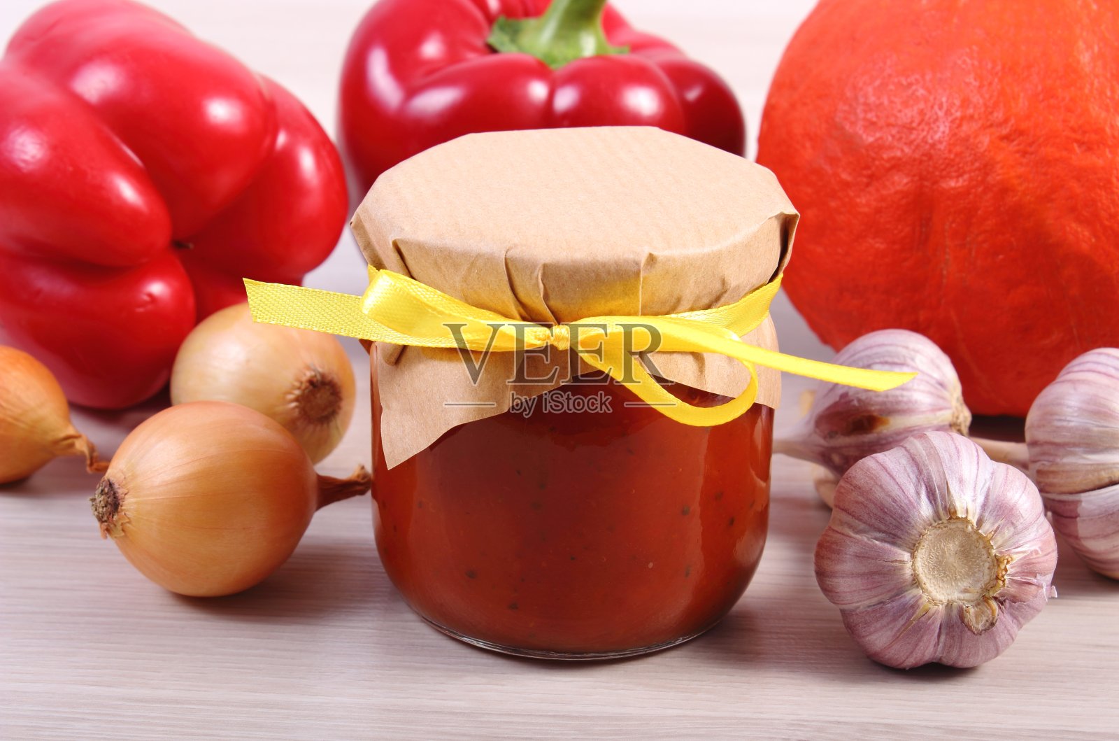 玻璃罐中南瓜酱，配料摆在桌上照片摄影图片