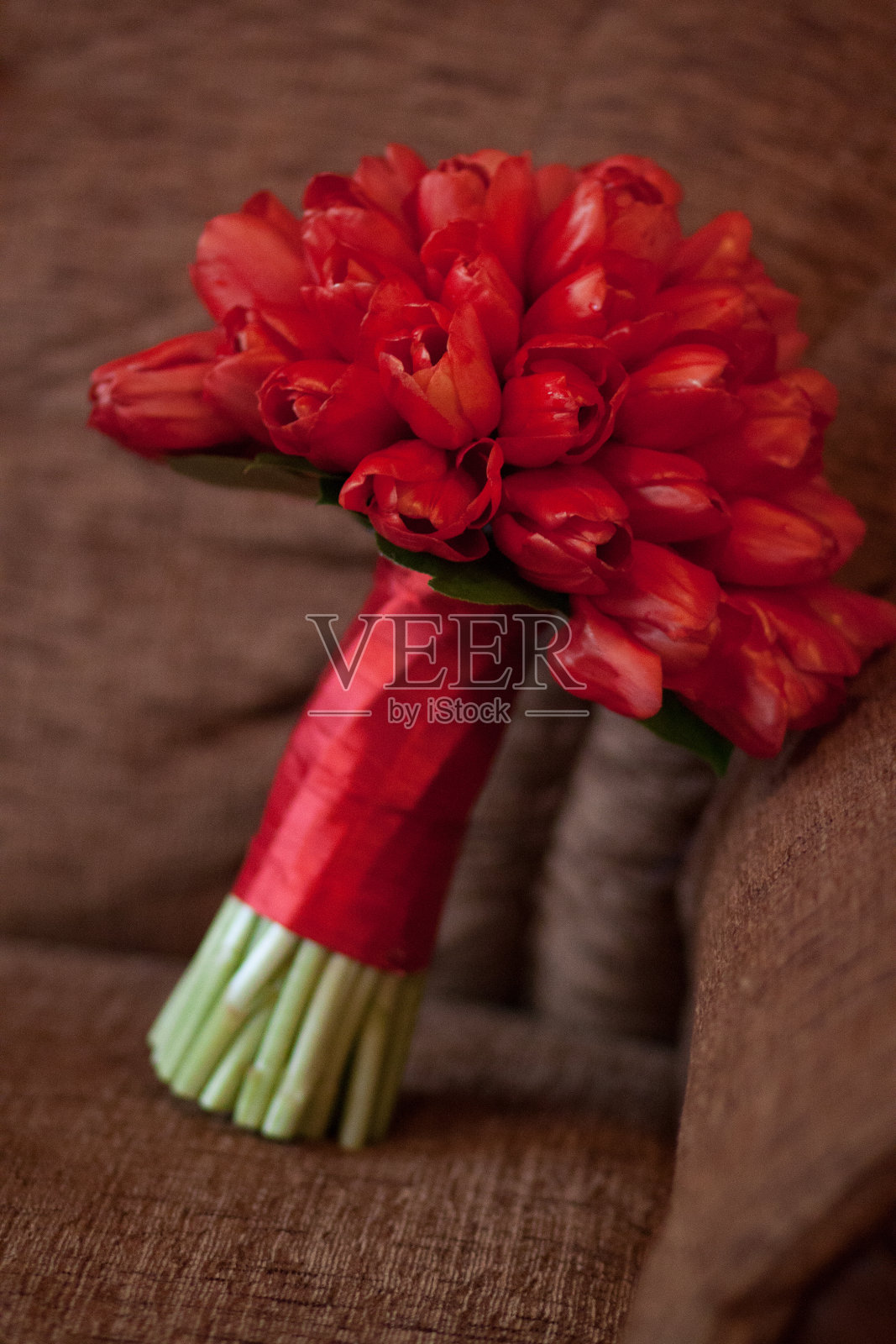 红色郁金香婚礼花束照片摄影图片