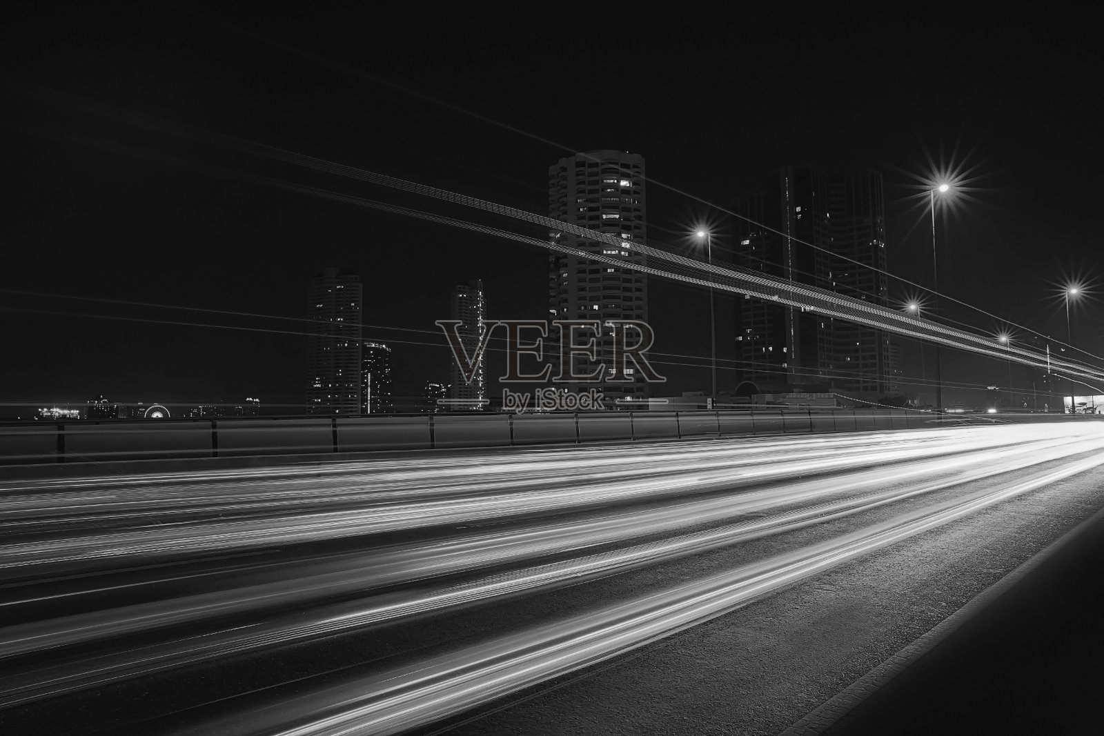 夜晚在街道上的灯光照片摄影图片