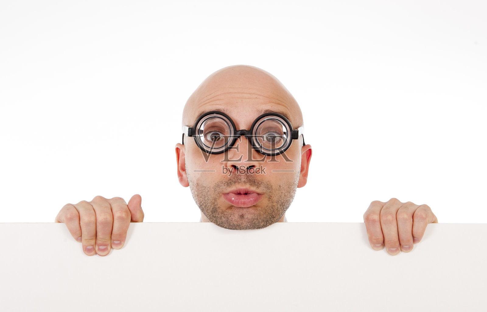 一名戴着奇怪眼镜、手持空白标牌的男子照片摄影图片