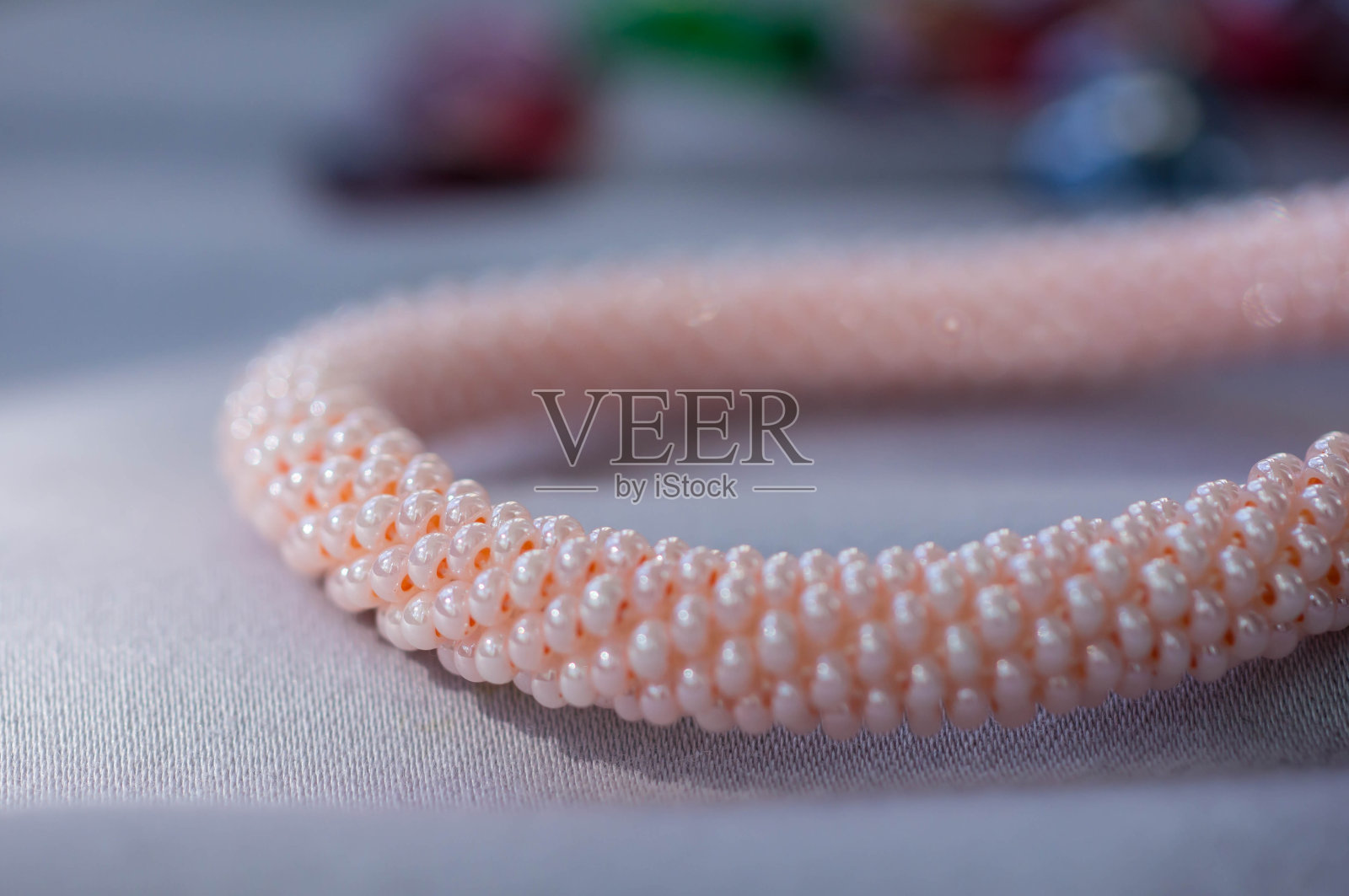 粉色珠子项链的碎片照片摄影图片