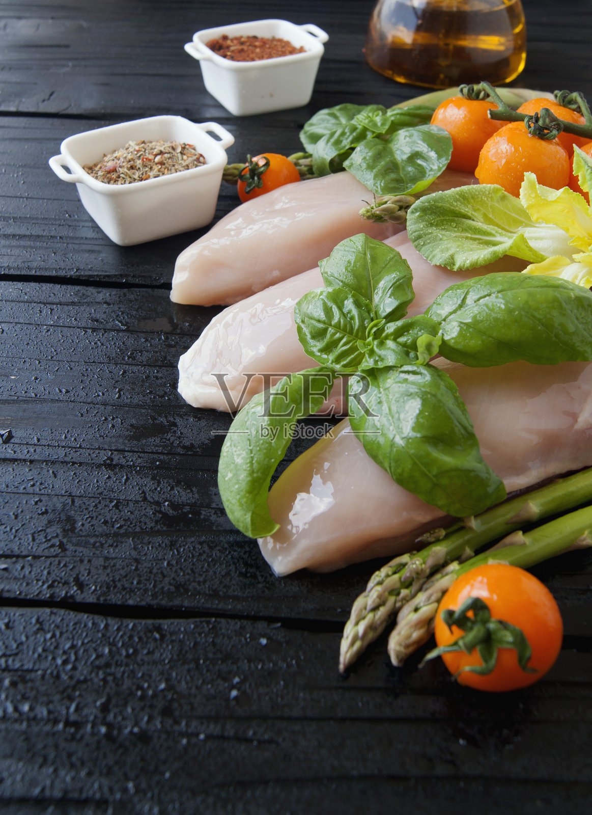 生鸡胸肉与香草香料照片摄影图片