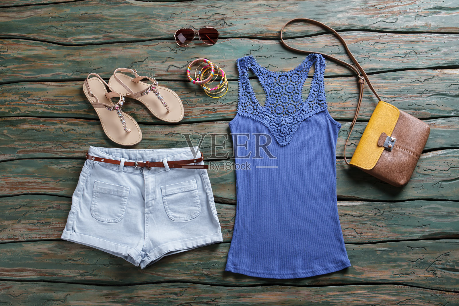 蓝色背心和短裤。照片摄影图片