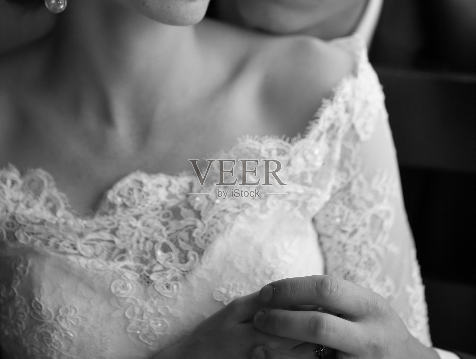 年轻的白人新婚夫妇。照片摄影图片