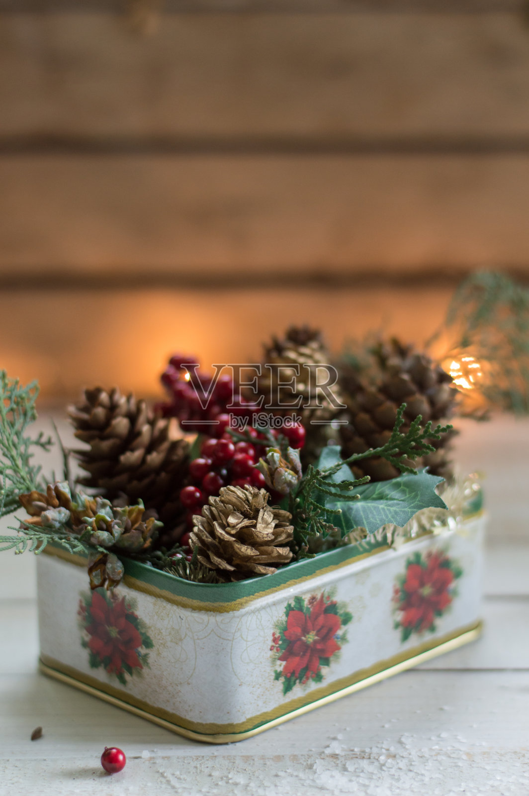 装在金属盒子里的圣诞装饰品照片摄影图片