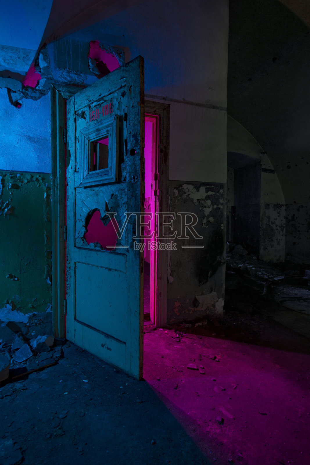 在废弃的苏联地堡中的抽象彩色光画照片摄影图片