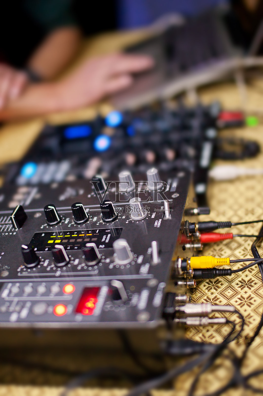 夜总会的DJ在主机上混音照片摄影图片