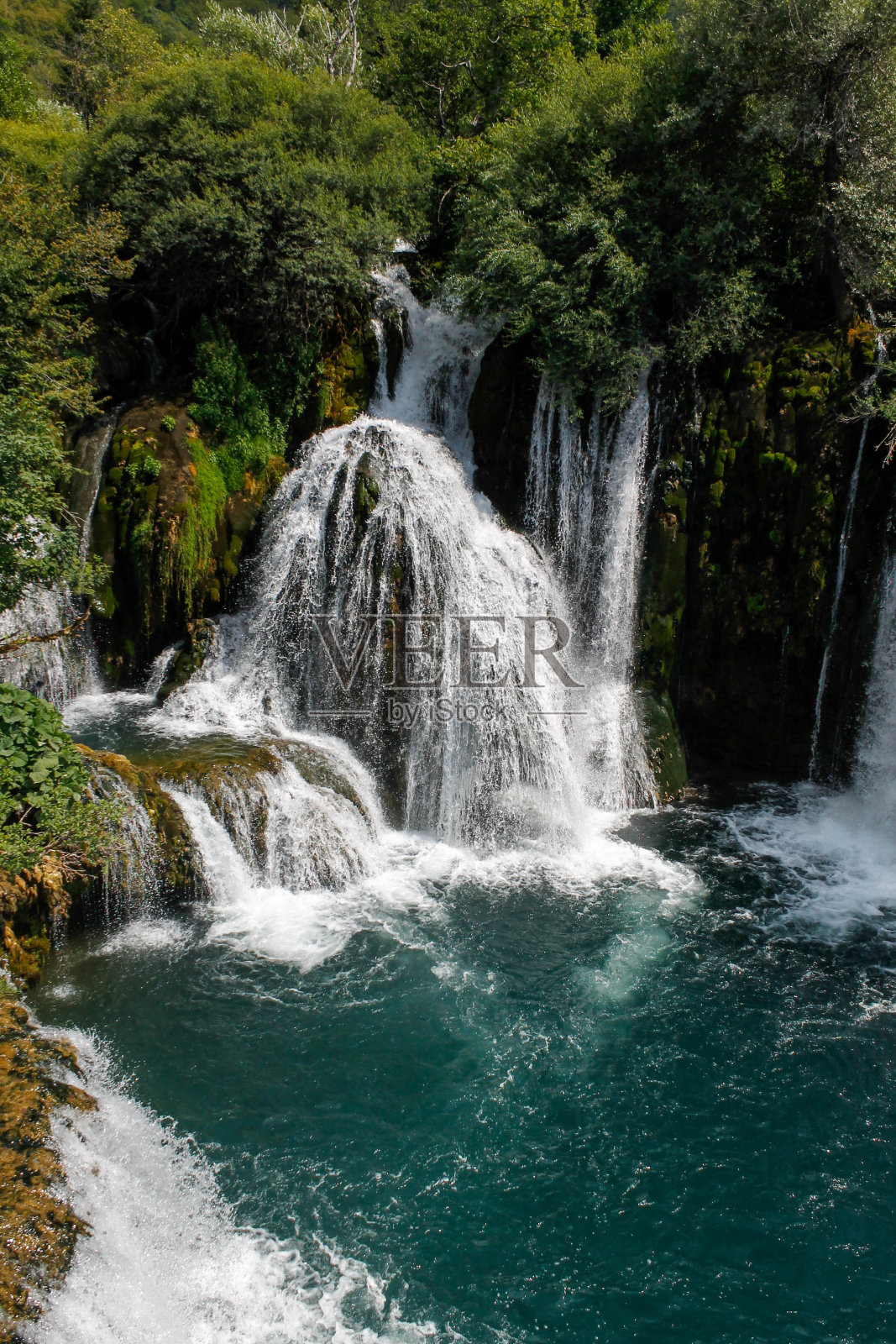 荒无人烟的瀑布照片摄影图片