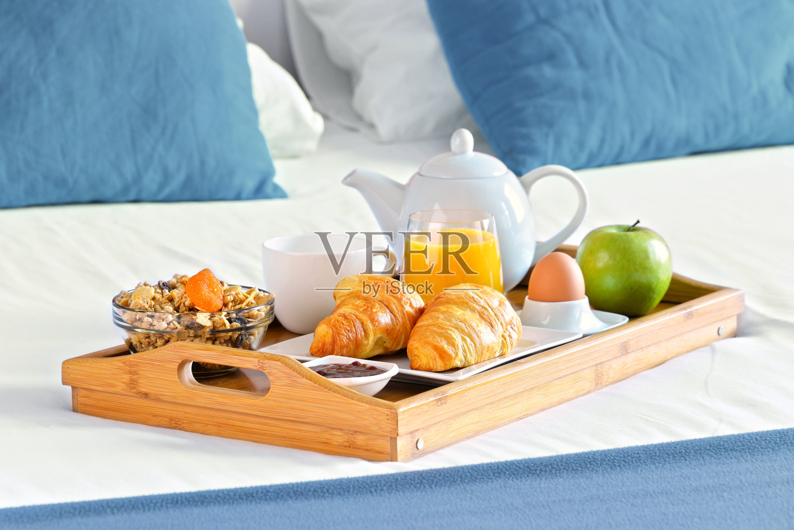 早餐放在旅馆房间的床上照片摄影图片