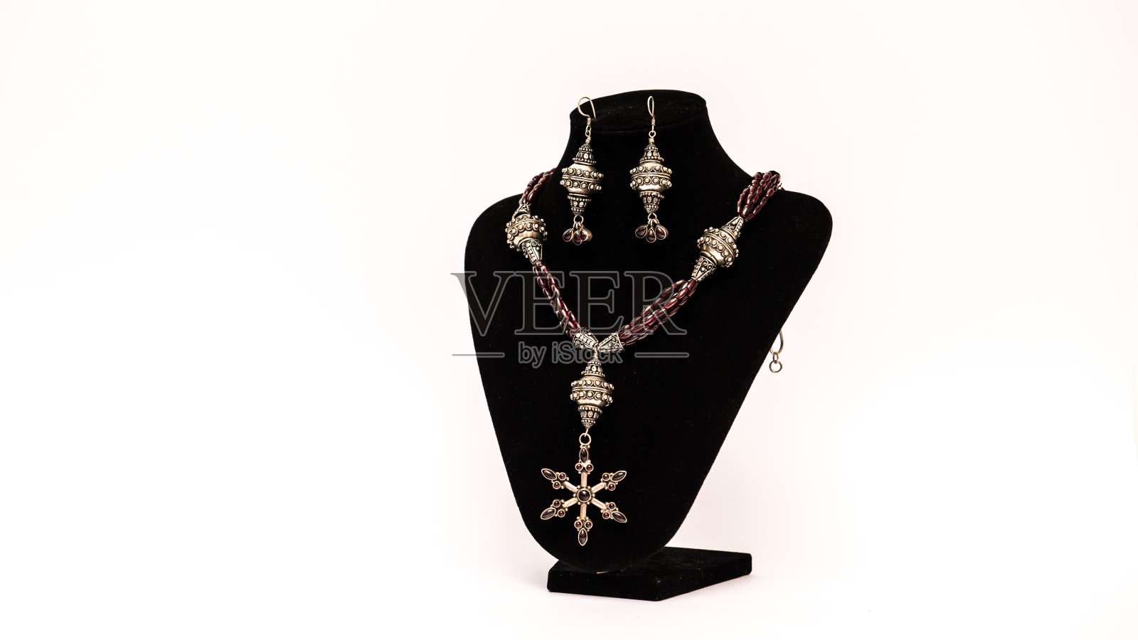 珠宝项链和耳环照片摄影图片