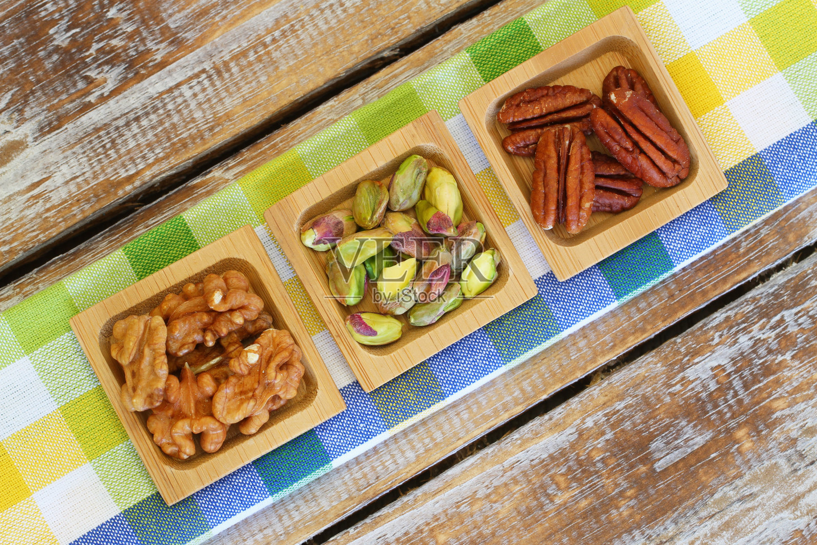 开心果，山核桃和格子布上的核桃照片摄影图片