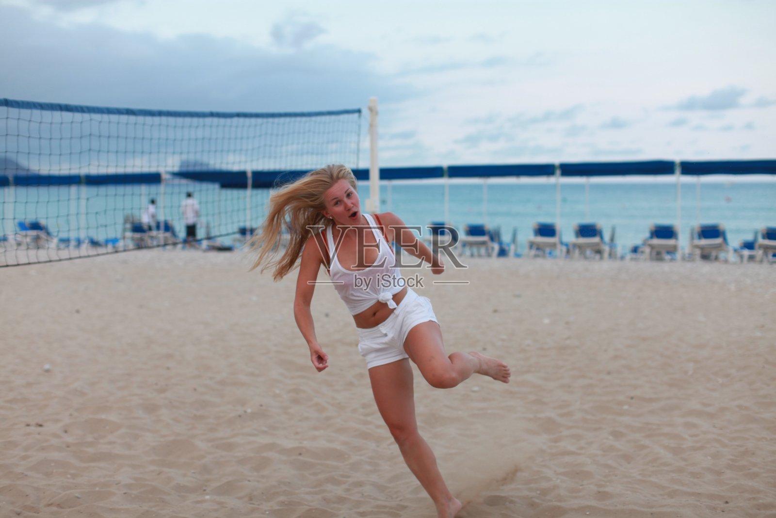 女人在海边休息照片摄影图片