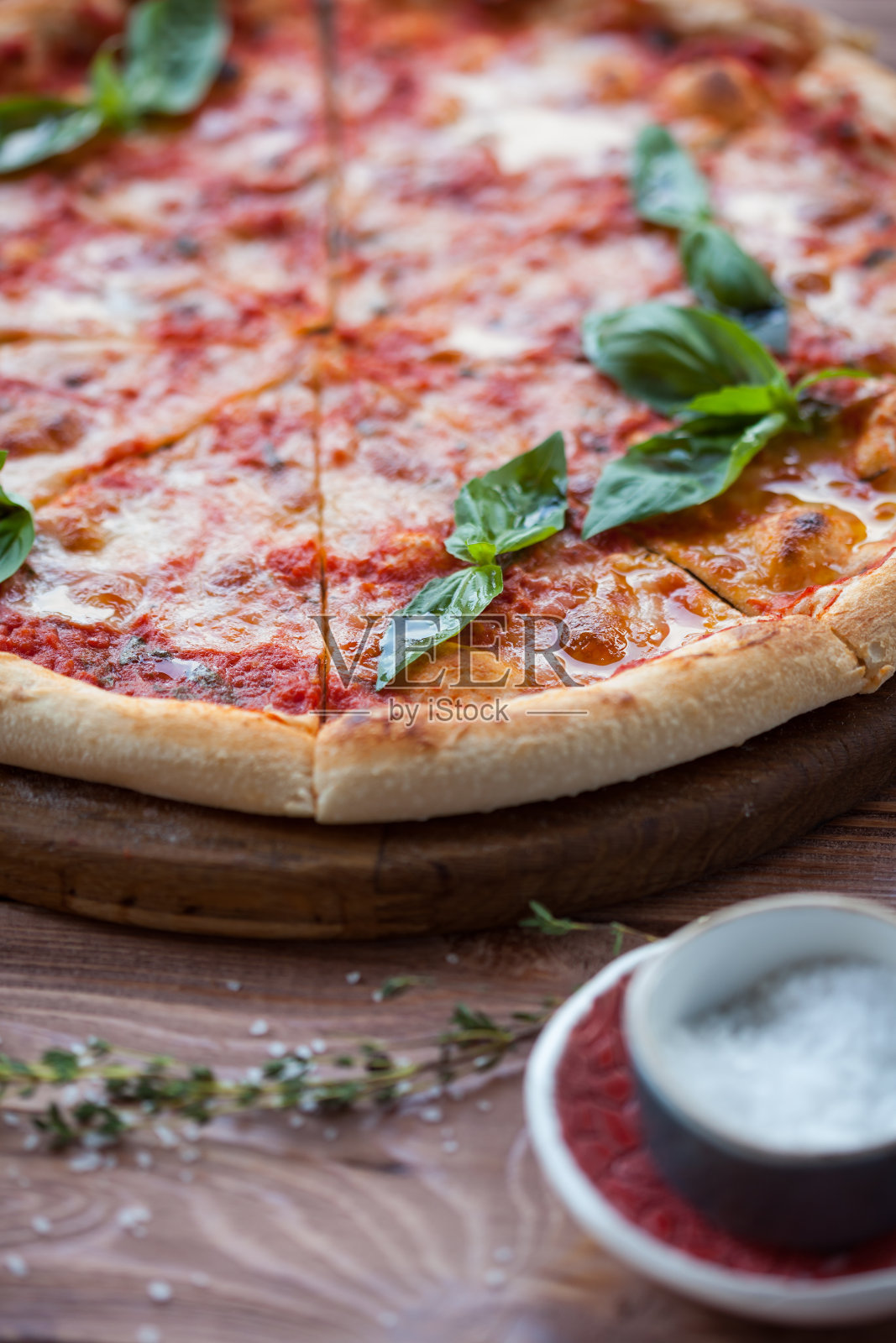 意大利的罗勒叶披萨照片摄影图片