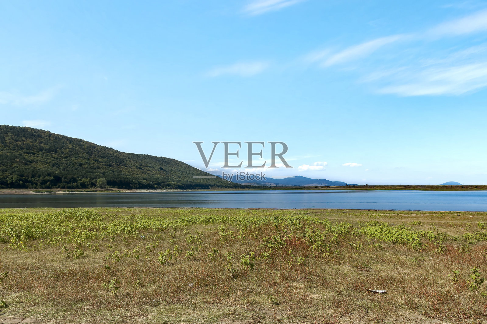 风景如画的拉比沙湖和山在马古拉洞穴照片摄影图片