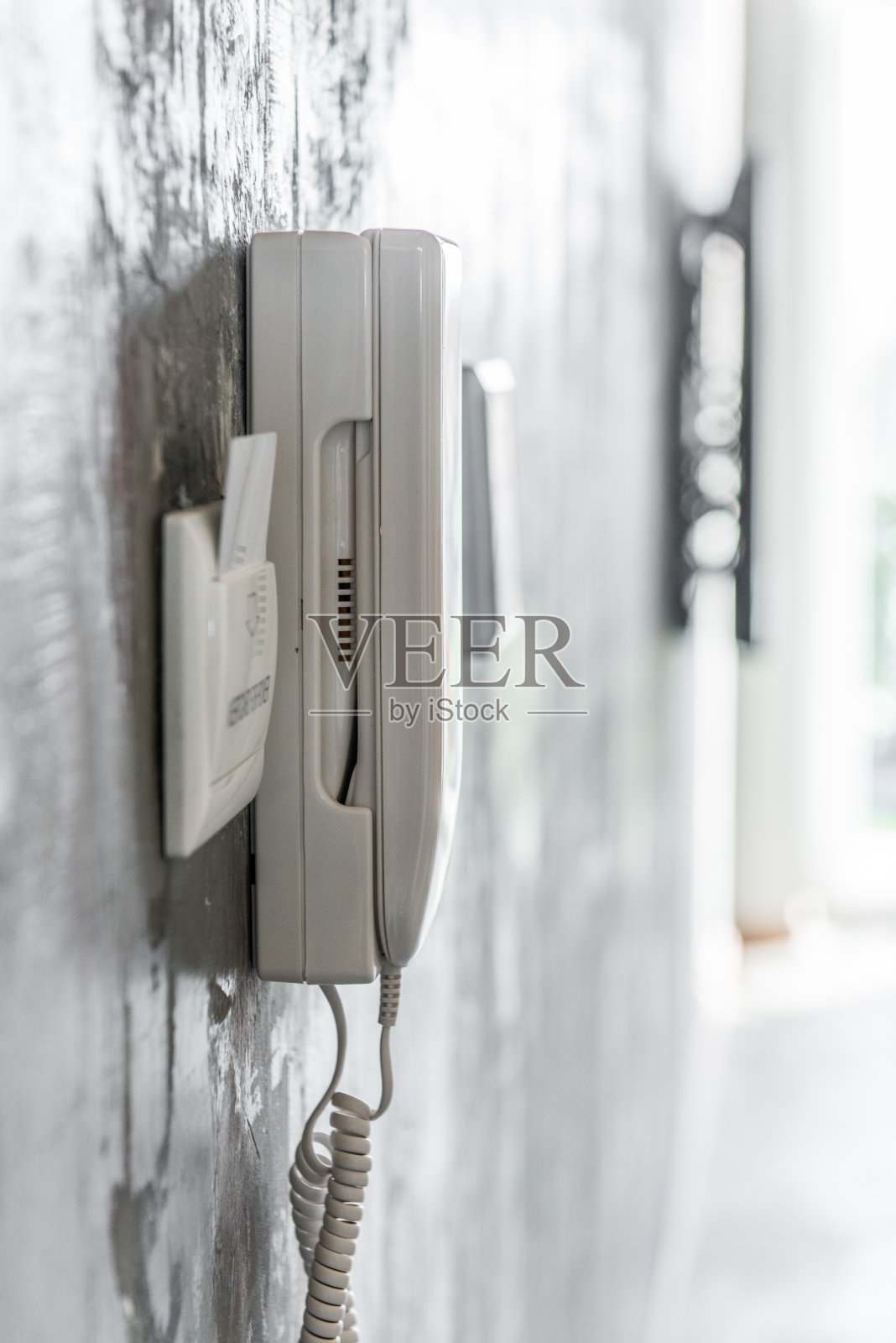 家里的对讲机挂在墙上和设备卡上照片摄影图片