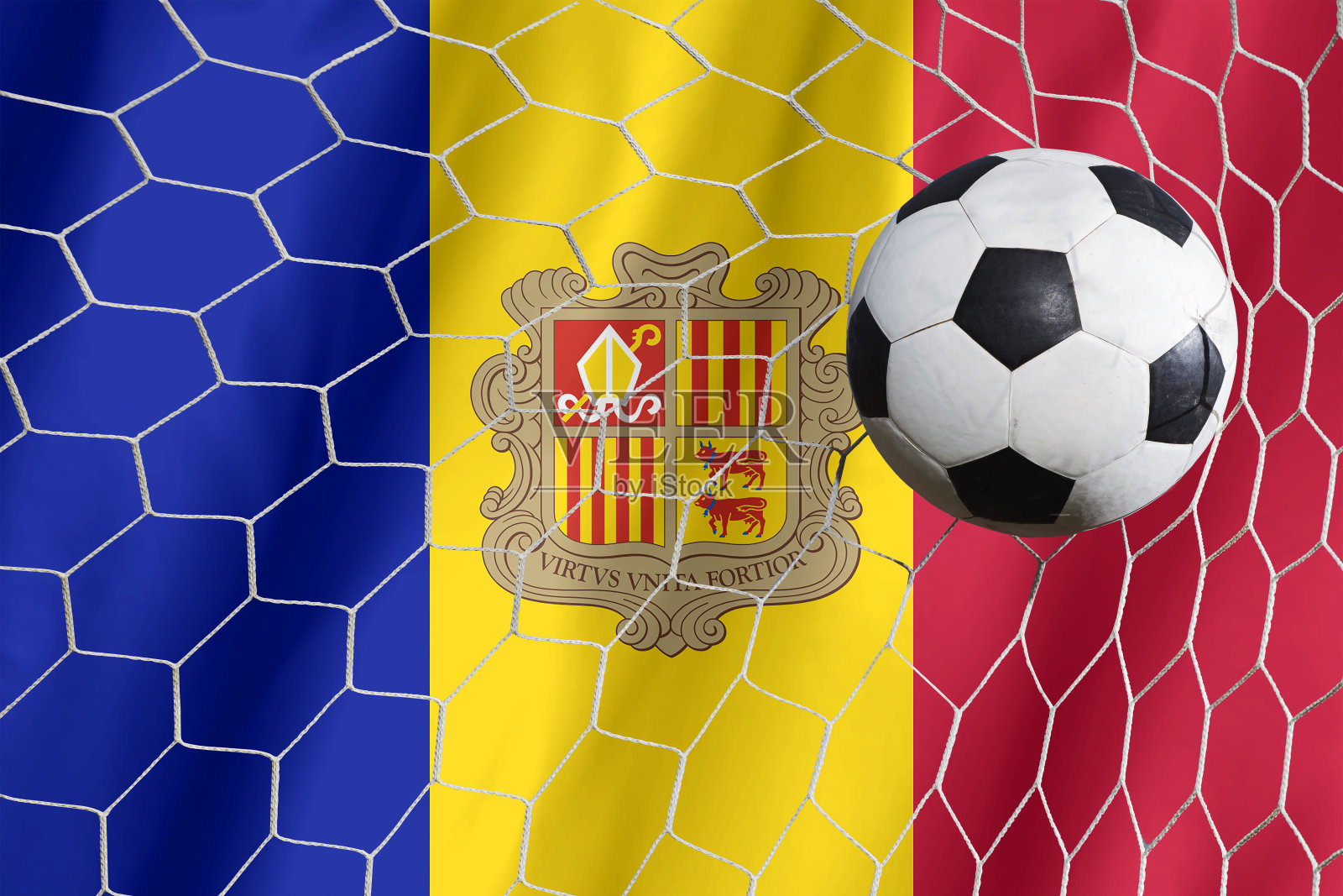 安道尔旗和足球，足球在球门网照片摄影图片