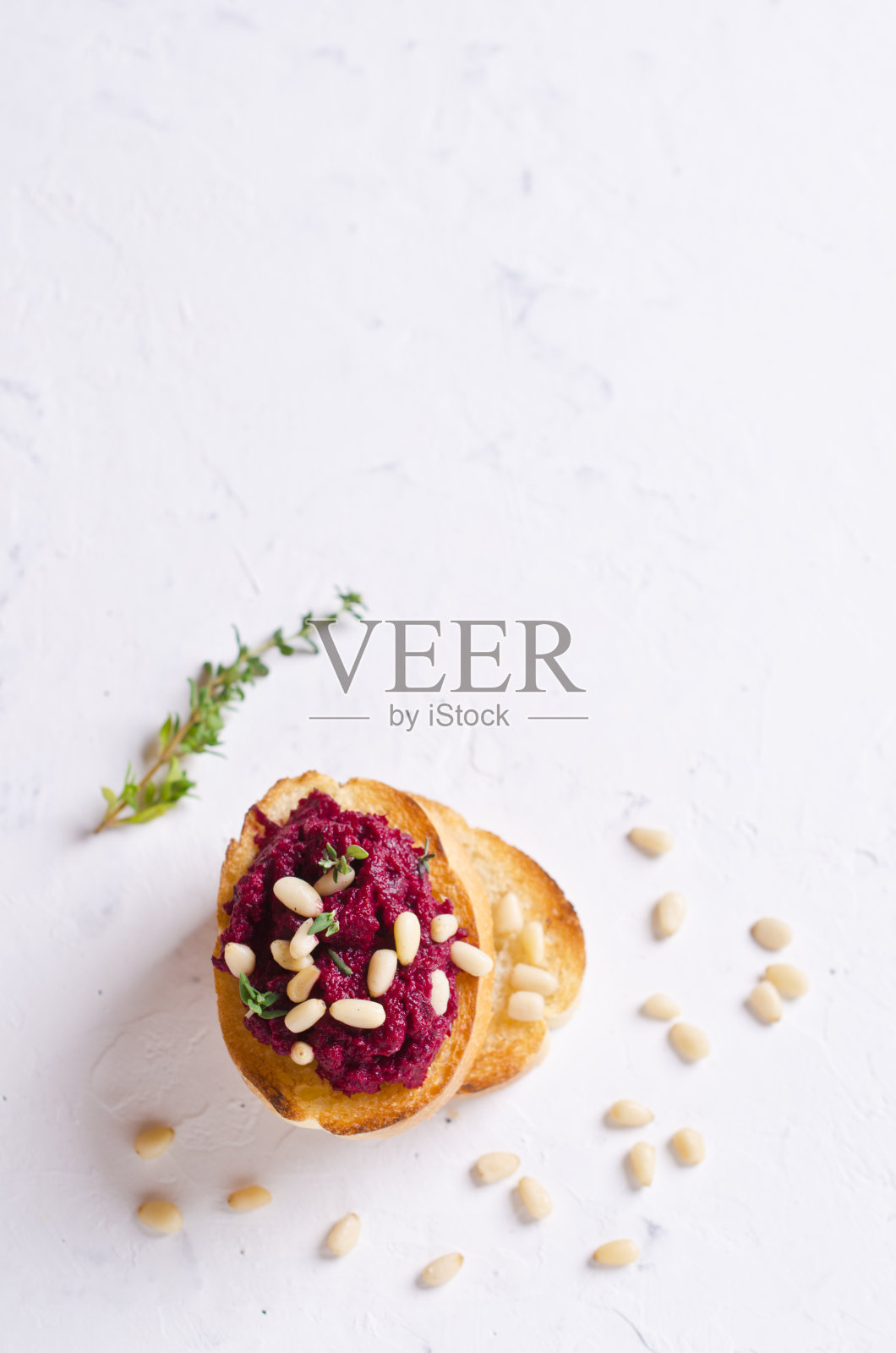 夹碎甜菜的三明治照片摄影图片