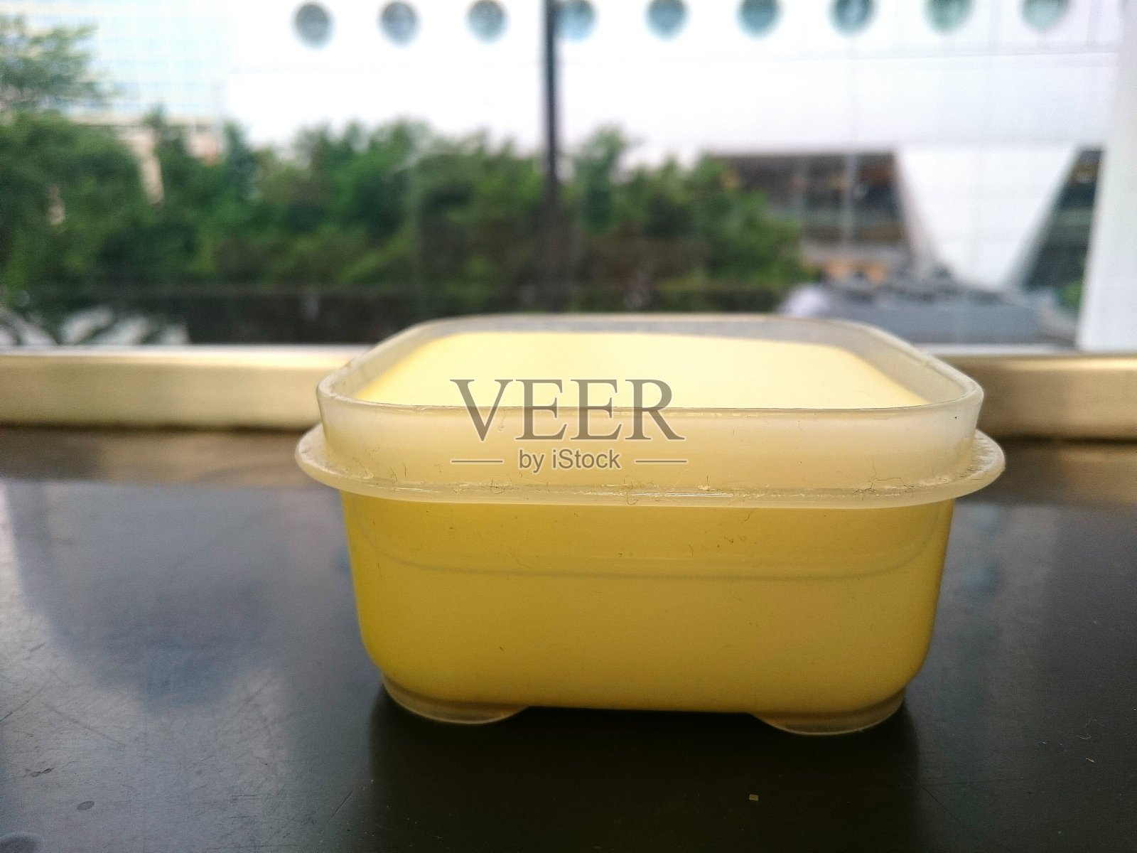 在邮局用浸水海绵贴邮票照片摄影图片