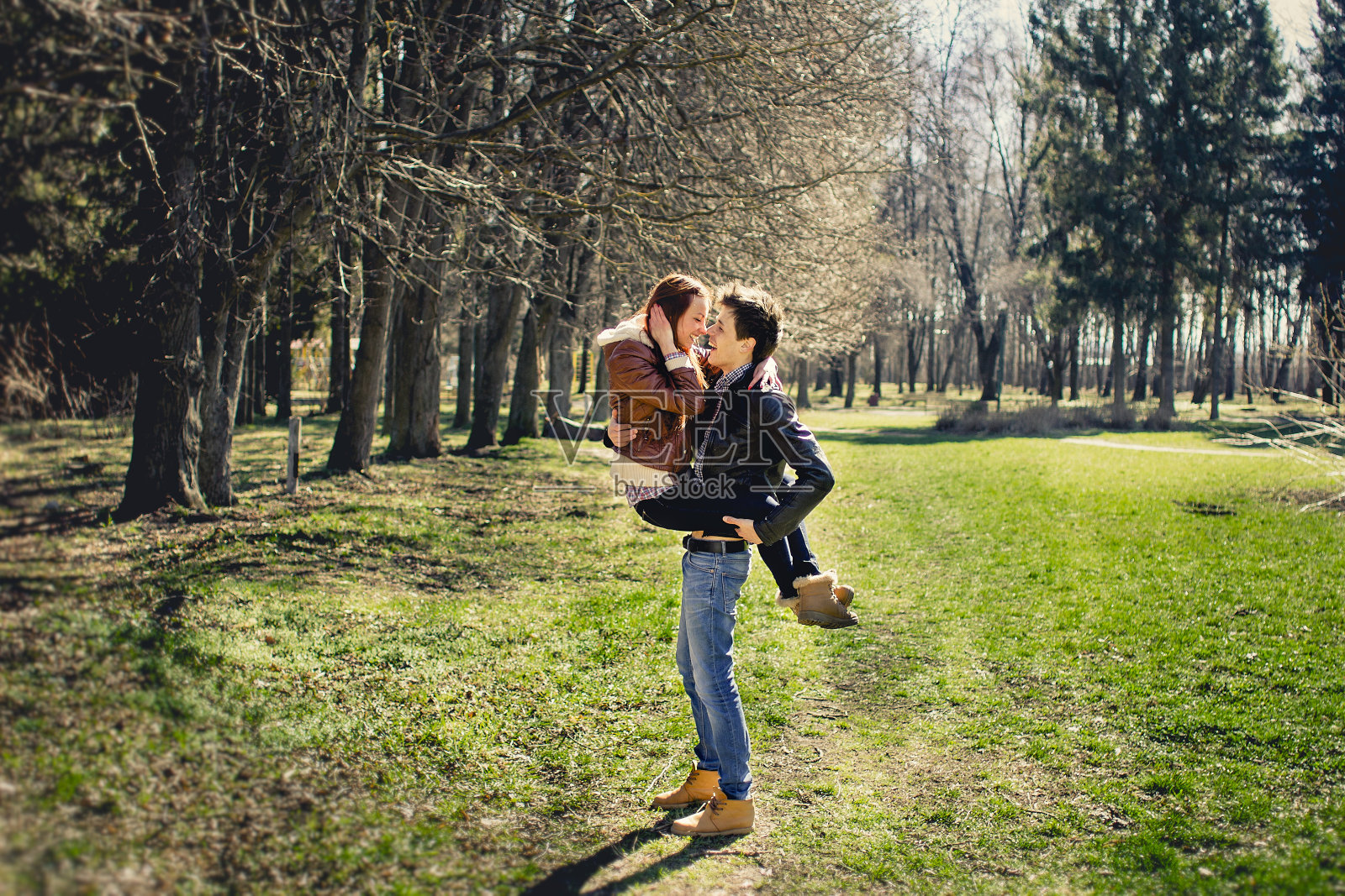 情侣在公园里散步照片摄影图片