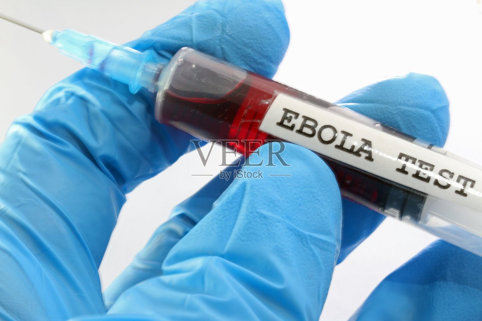 医生的手由蓝色手套保护，装有注射器照片摄影图片