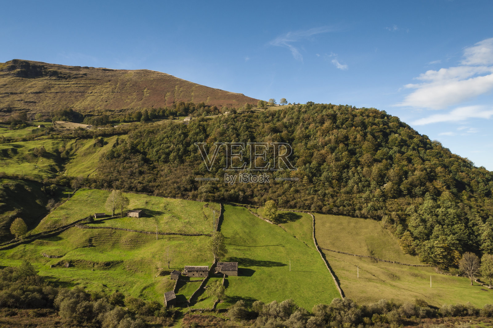 山上的田野和农舍。农村景观照片摄影图片
