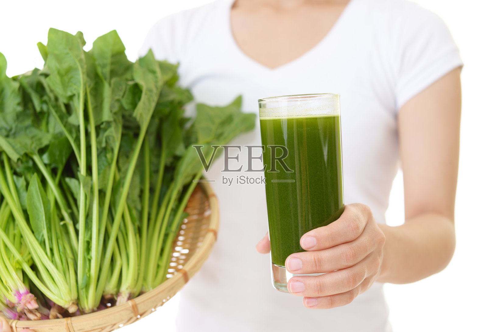 拿着一杯果汁的女人照片摄影图片