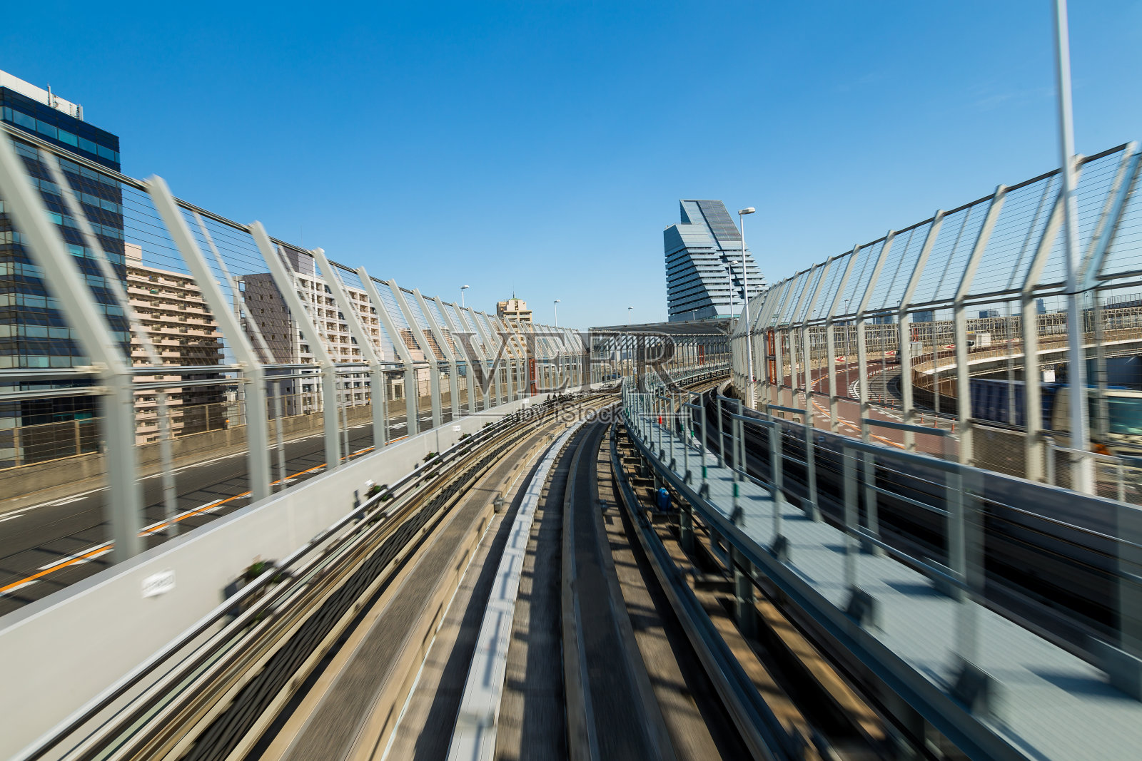 东京地铁上模糊的动作照片摄影图片