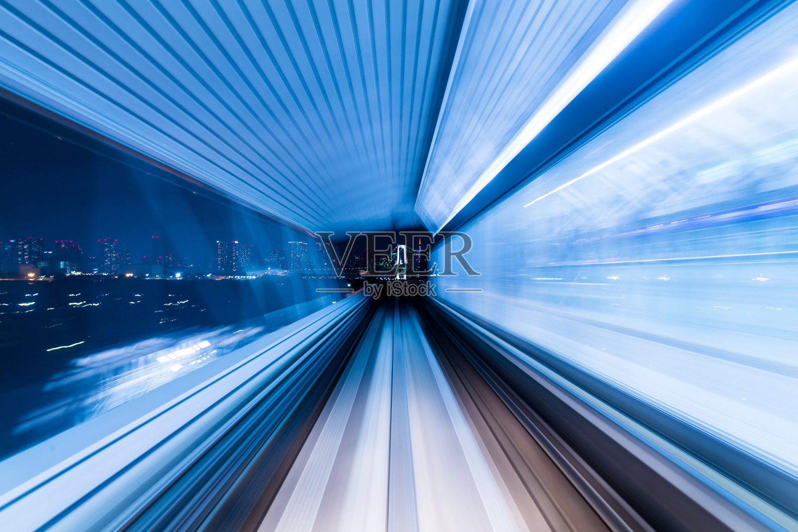 东京地铁上模糊的动作照片摄影图片