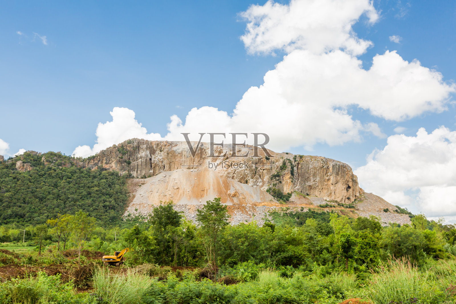 石灰石山采石场爆炸后送往工地施工照片摄影图片